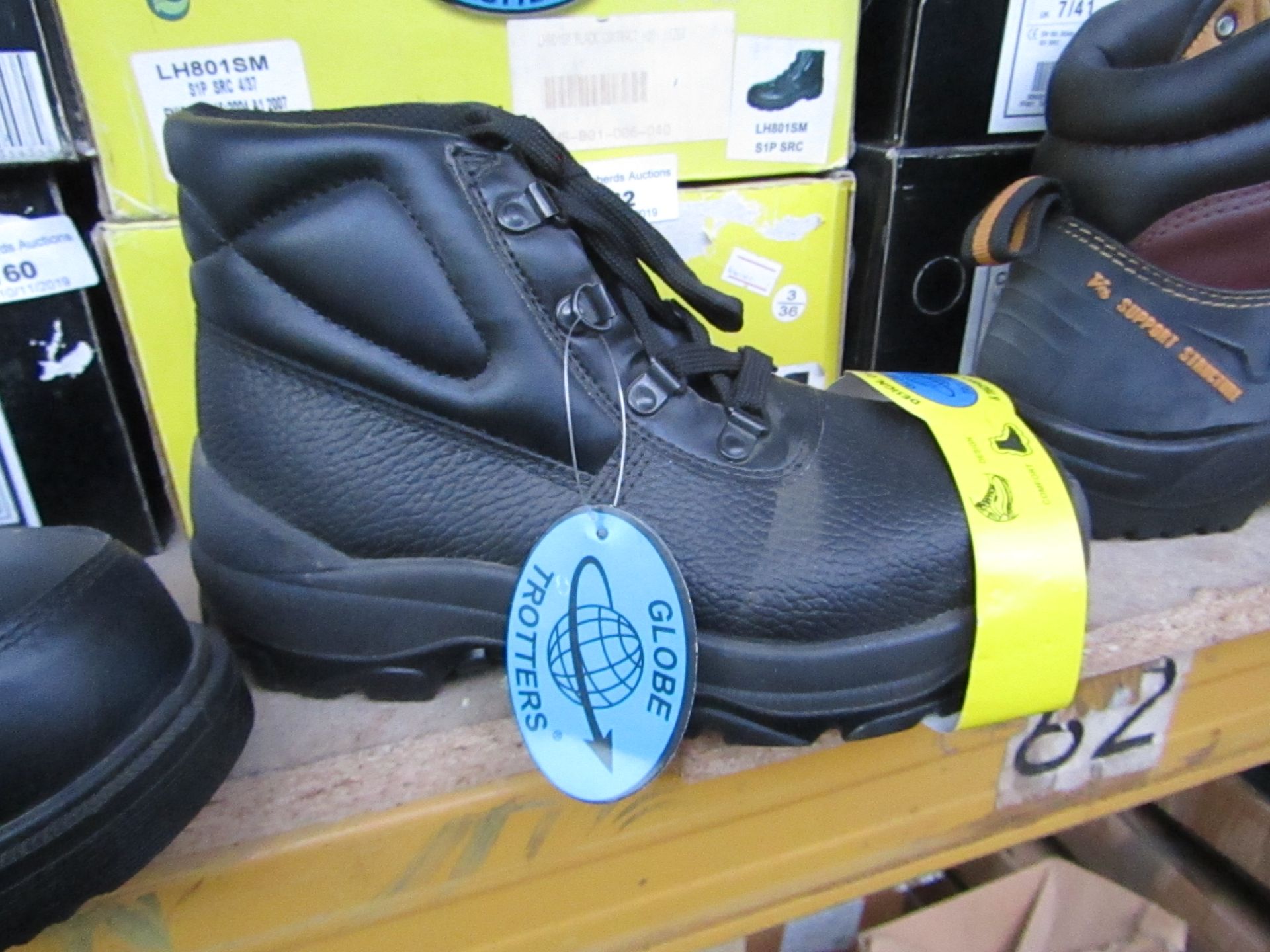 Globe Trotters Safety Boot Size 4. New and Boxed