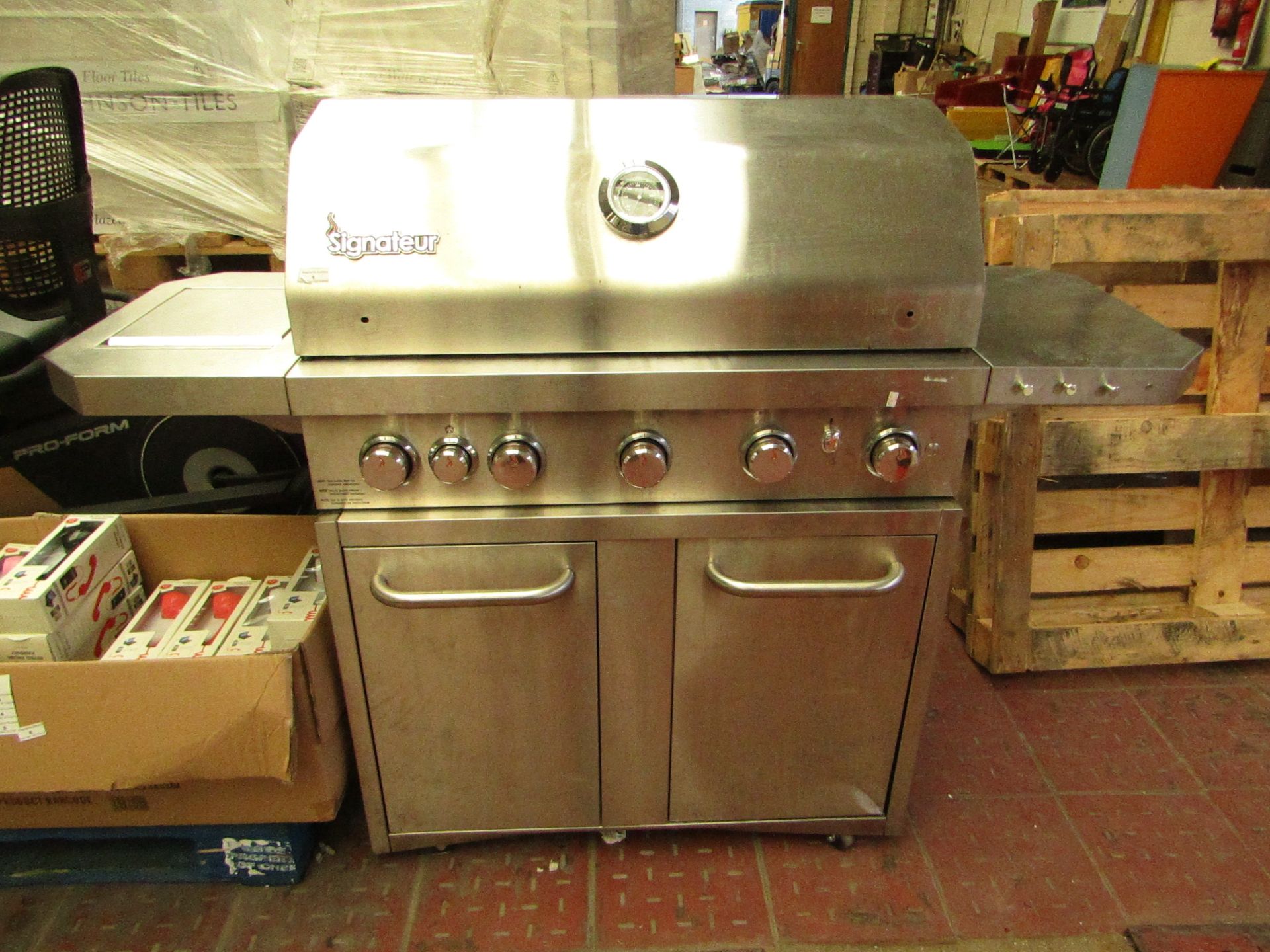 Signateur Gas BBq. Has Been used but still perfectly usable.