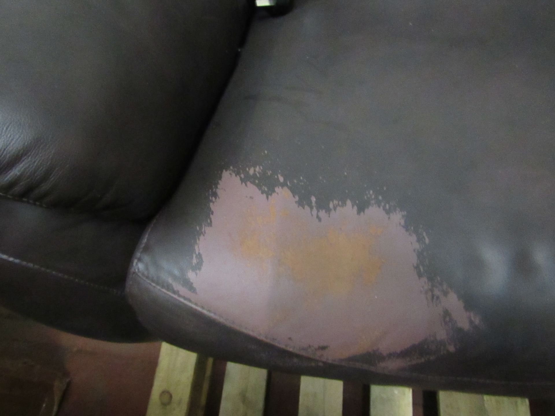 La Z Boy Electric Brown leather reclining sofa, tested working but has damage to the seat - Image 2 of 2