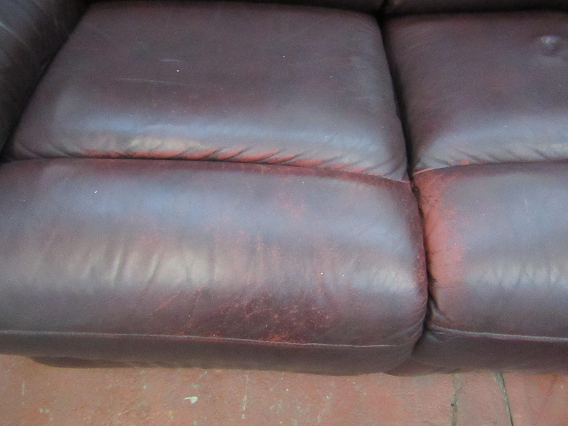 La-Z-Boy ox Blood 3 seater electric reclining sofa, no power supply to check the mechanism is - Image 2 of 2
