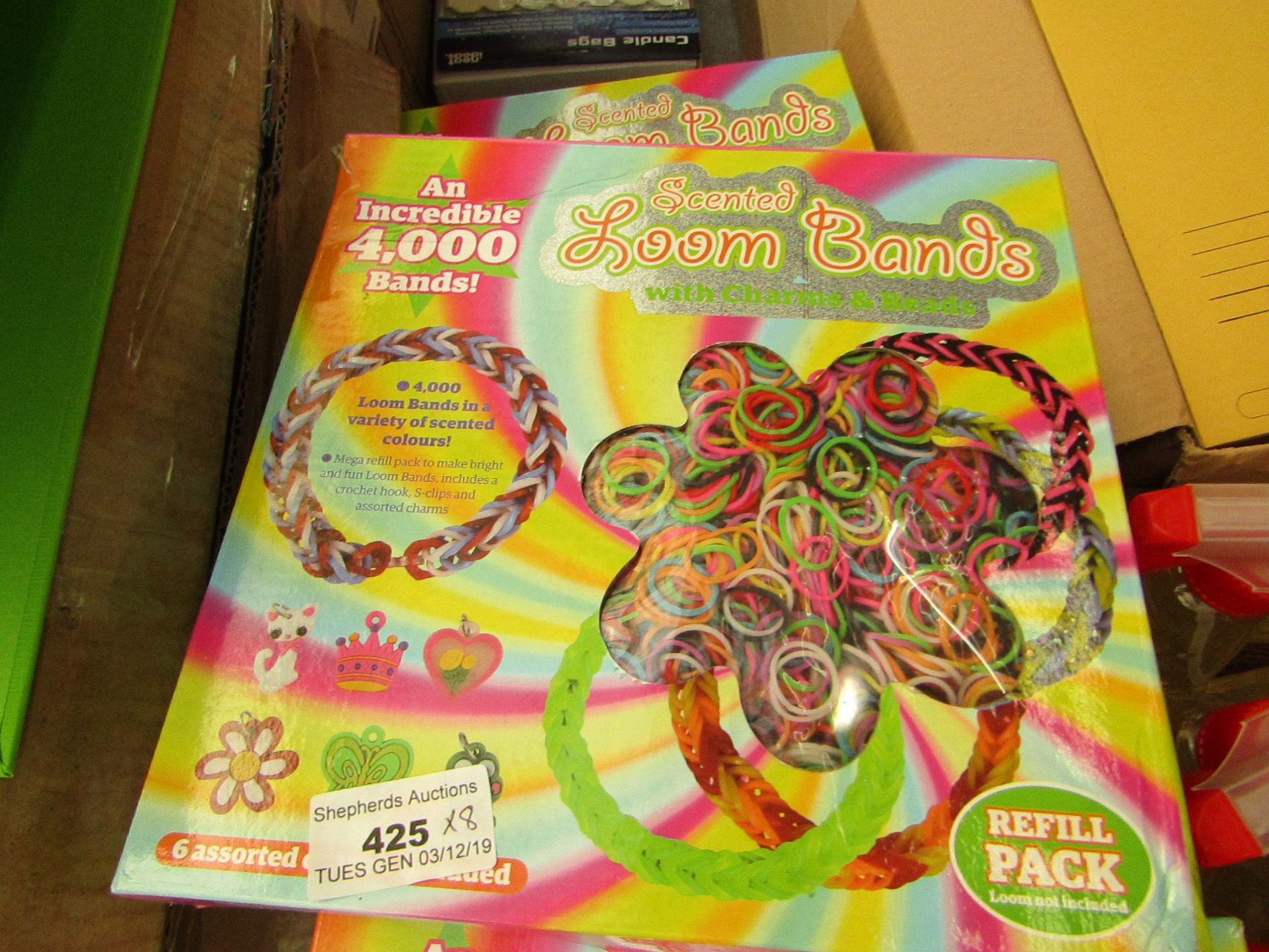 8 Packs of 4000 Scented Loom Bands with Charms & Beads. New