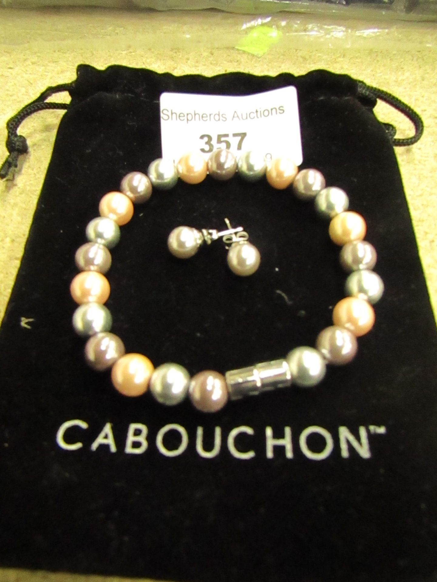 Cabouchon Magnetic Bracelet & Matching Earrings new in Black Pouch