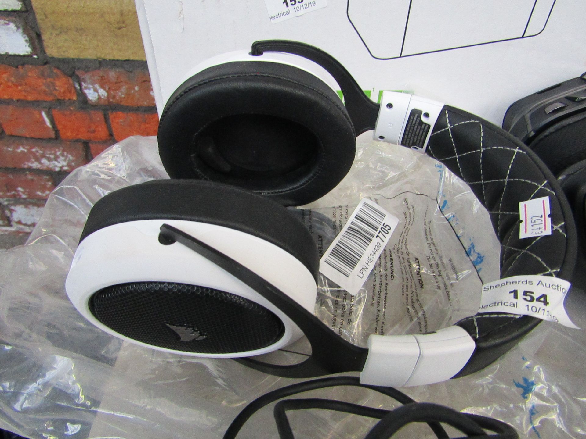 Corsair - Gaming headset HF50(white) untested.