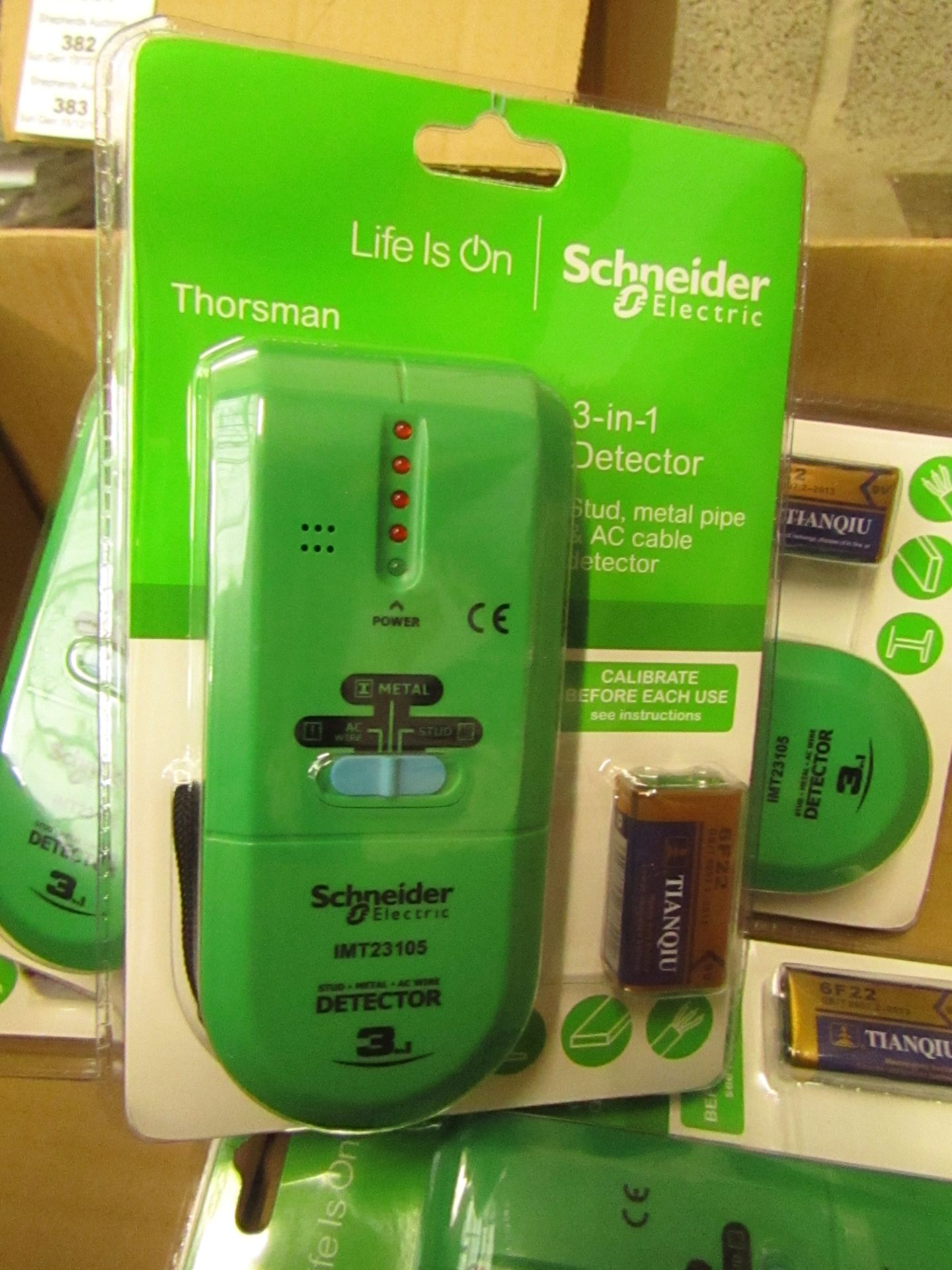 Schneider 3 in 1 Detector for stud, pipe & cables. New & Packaged with Battery