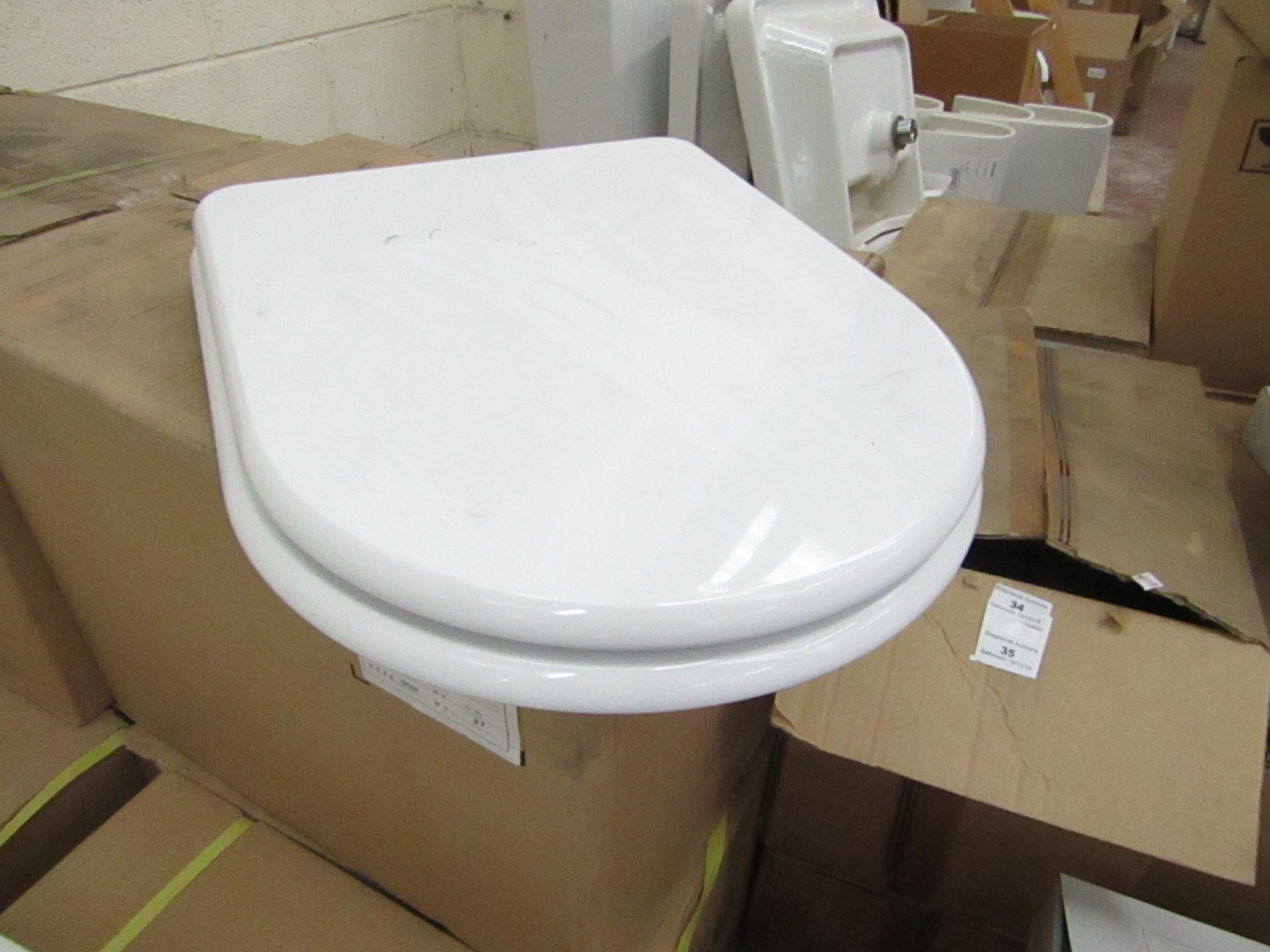 Unbranded Roca toilet seat, new and boxed.