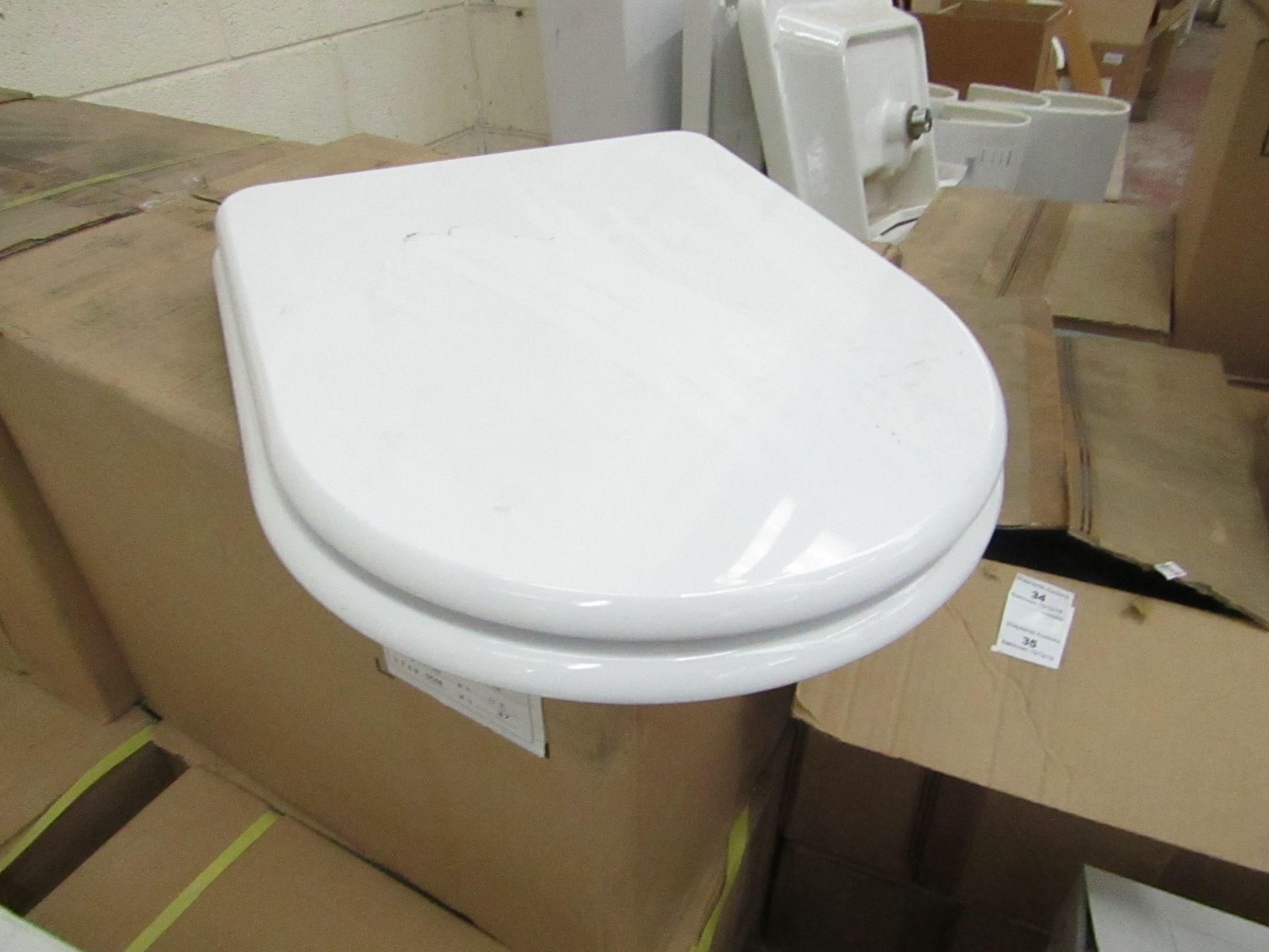 Unbranded Roca toilet seat, new and boxed.