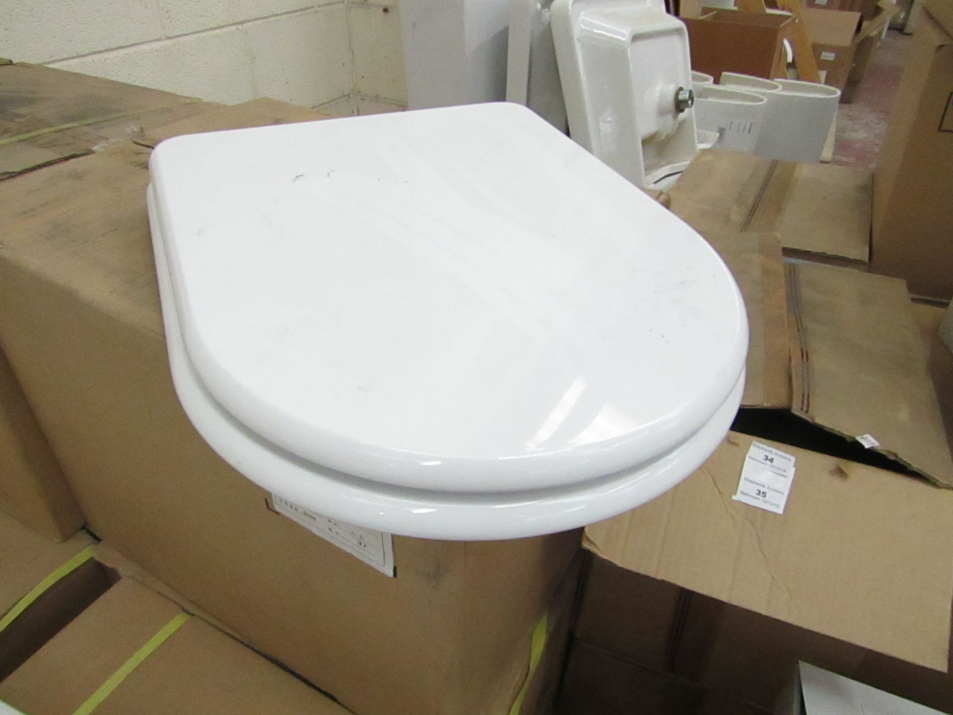 Unbranded Roca toilet seat, new and boxed.