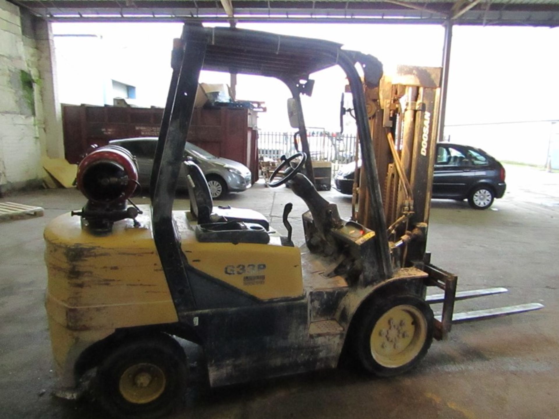Doosan 633P-3 Gas Forklift Truck, Has extended forks fitted, starts and drives, lifts and tilts, - Image 3 of 8