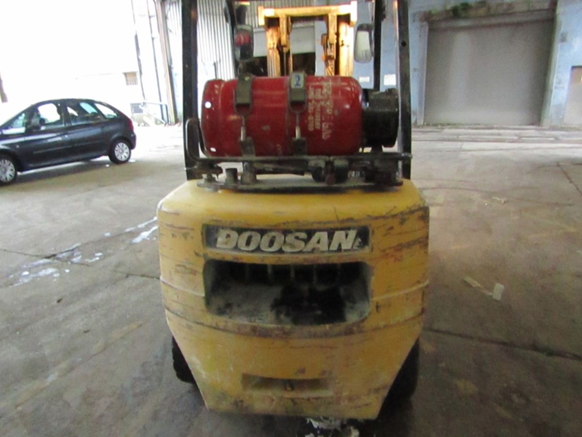 Doosan 633P-3 Gas Forklift Truck, Has extended forks fitted, starts and drives, lifts and tilts, - Image 4 of 8