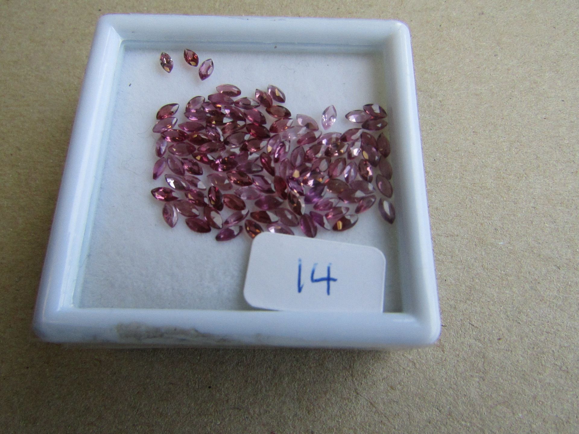 IGL&I Certified, A Company part of the GIA organisation, Natural Garnet 10.05 carat 100 pieces -