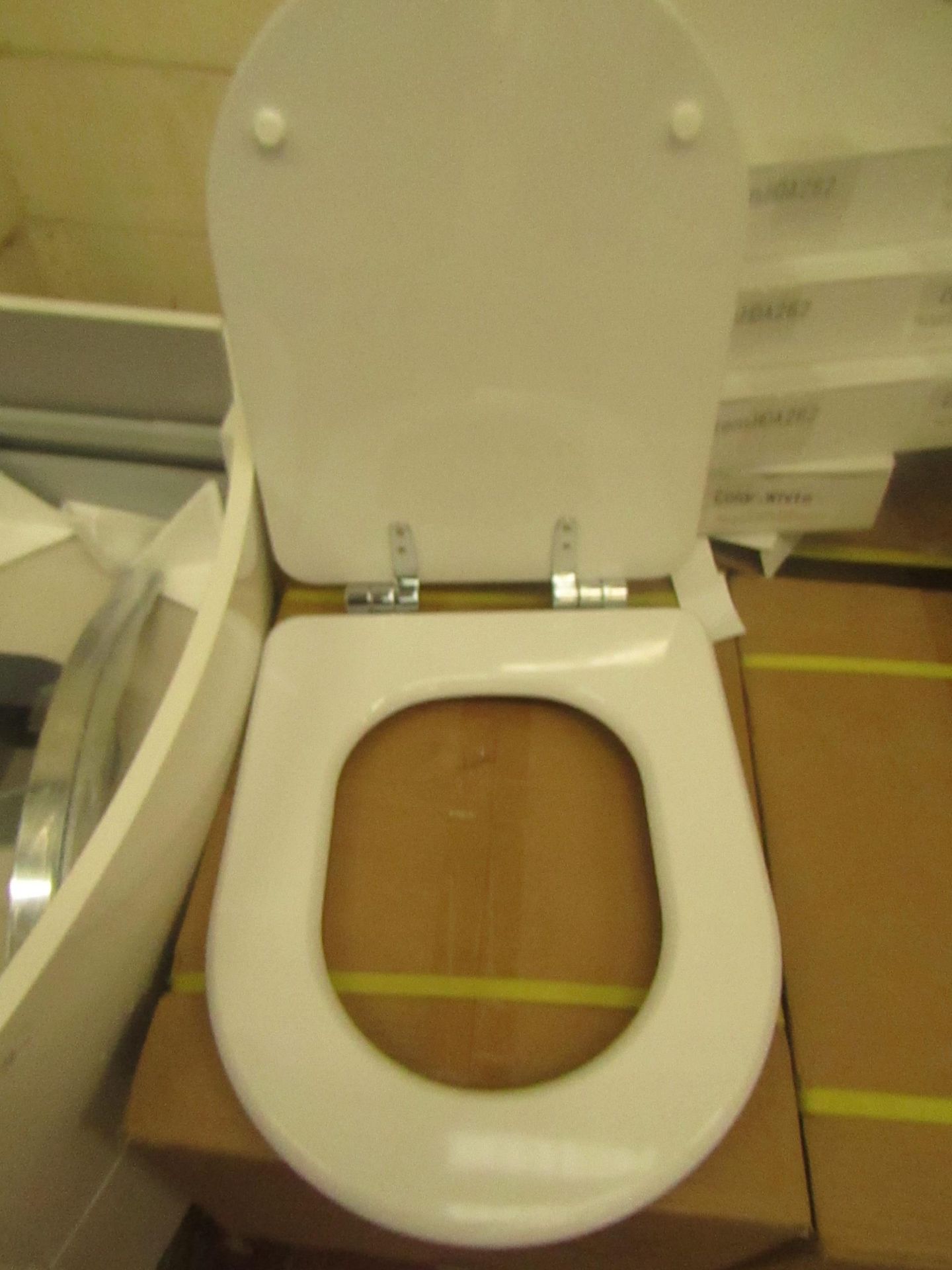 Unbranded Roca toilet seat, new and boxed.