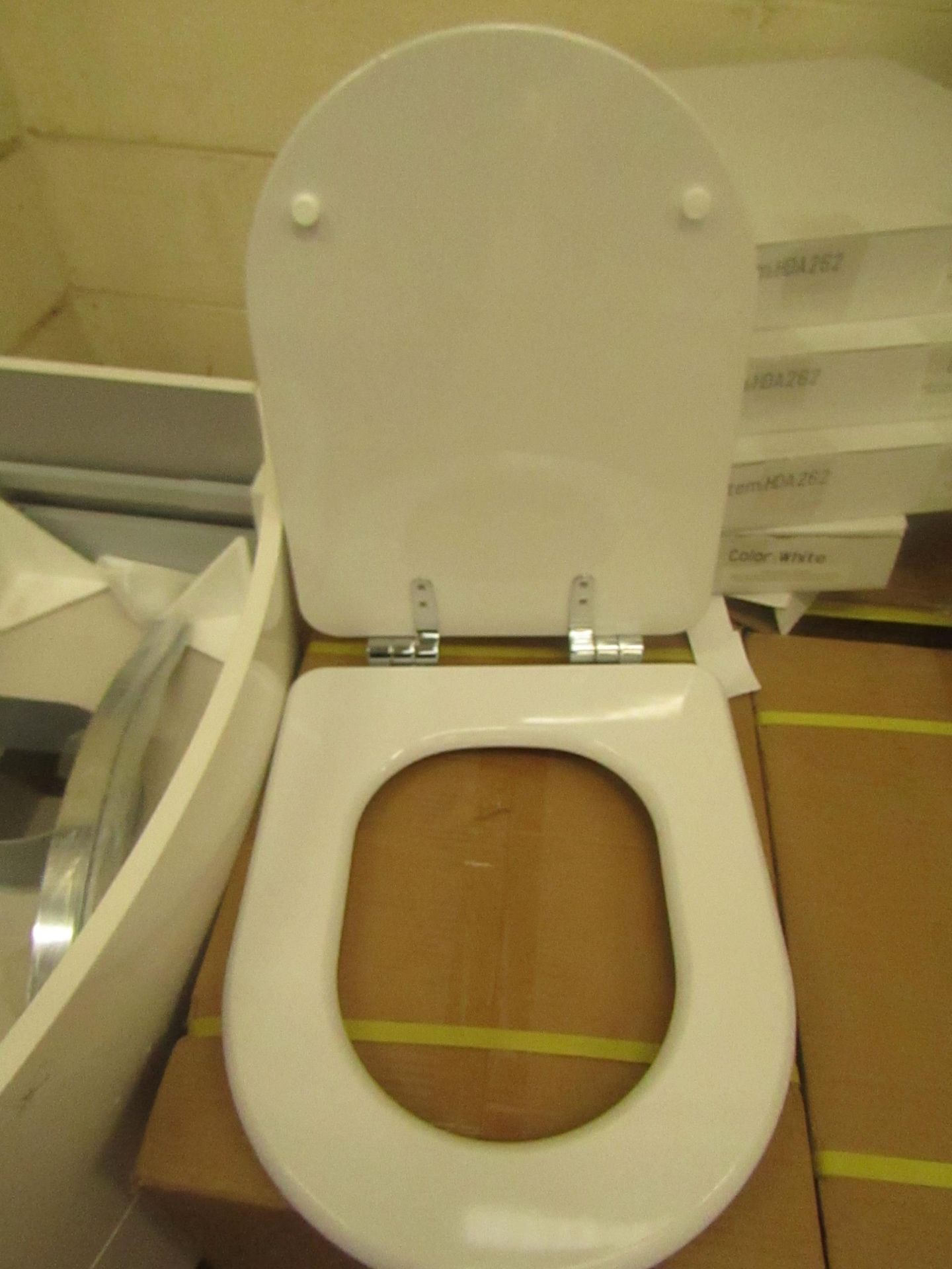 Unbranded Roca toilet seat, new and boxed.