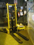 Pedestrian hydraulic pallet stacker