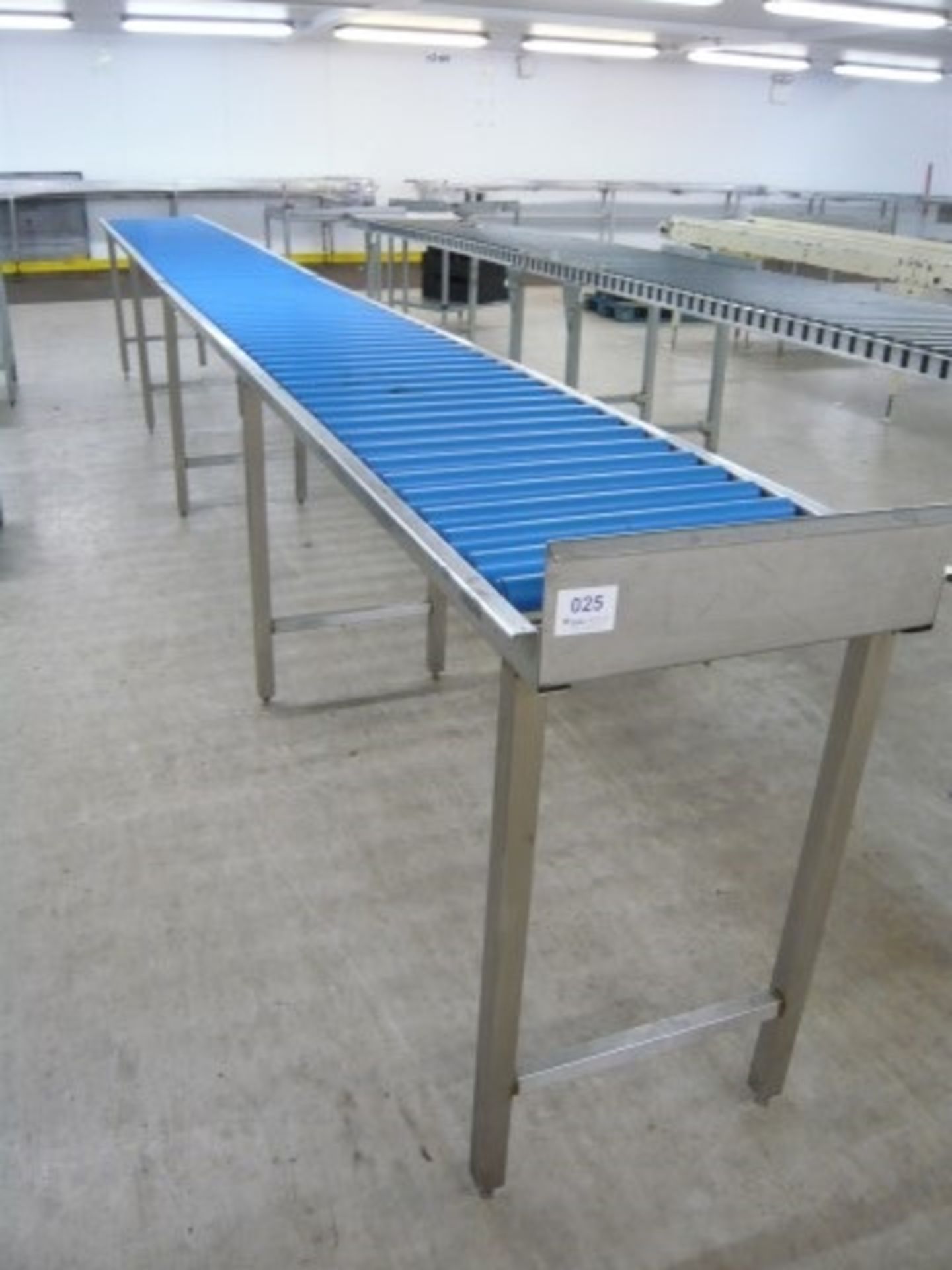 Gravity roller conveyor tables