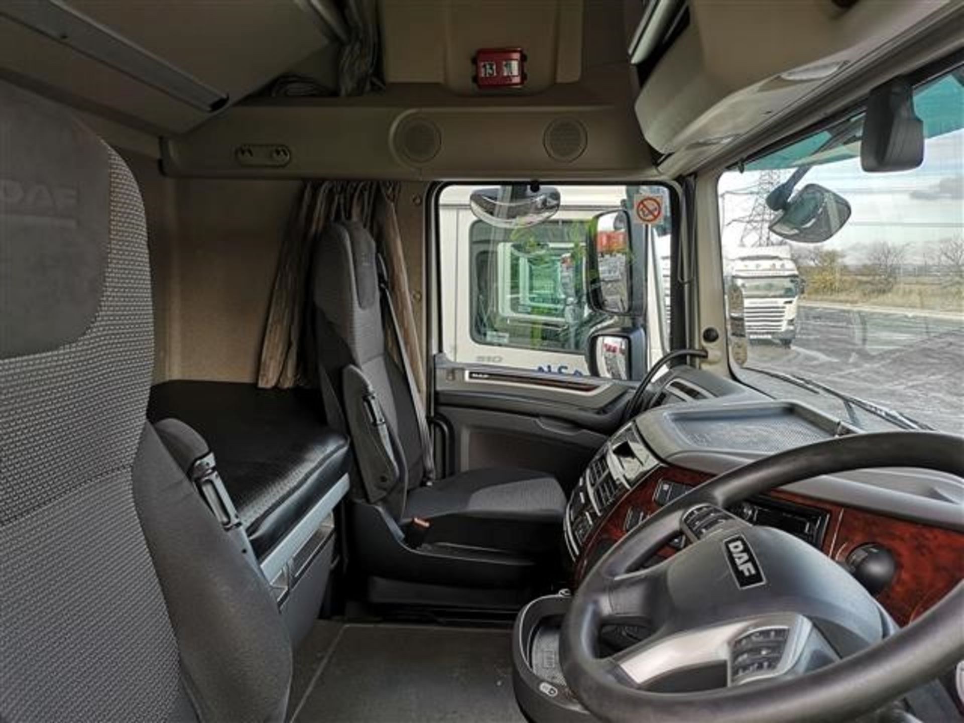 DAF FTG XF 510 6x2 Superspace cab tractor unit - Image 8 of 10
