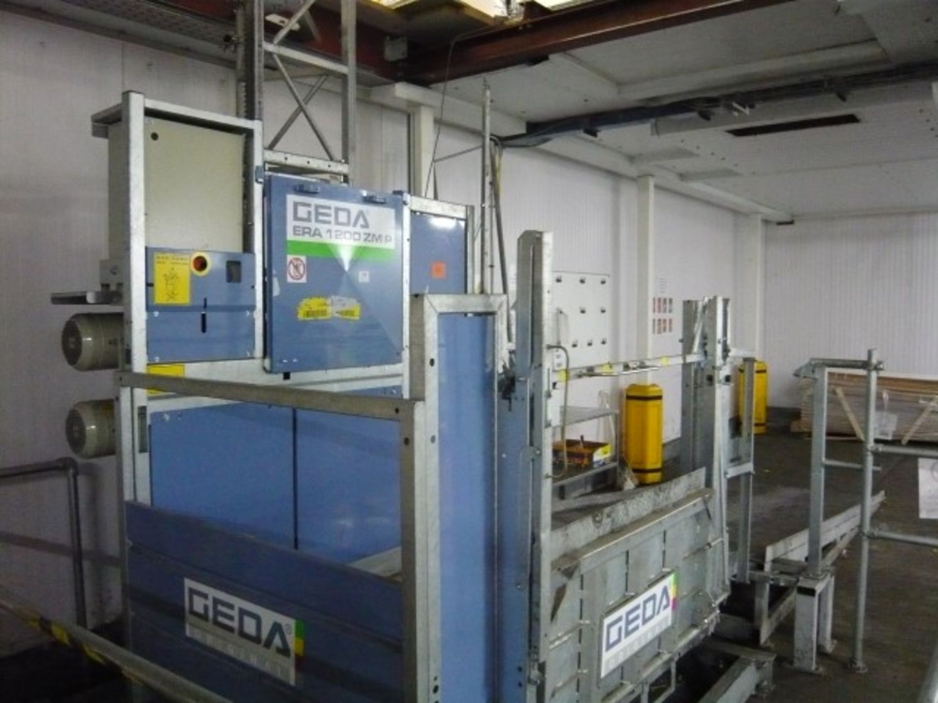 Geda ERA 1200 ZMP cargo lift with loading ramp (please view notes) - Image 4 of 7