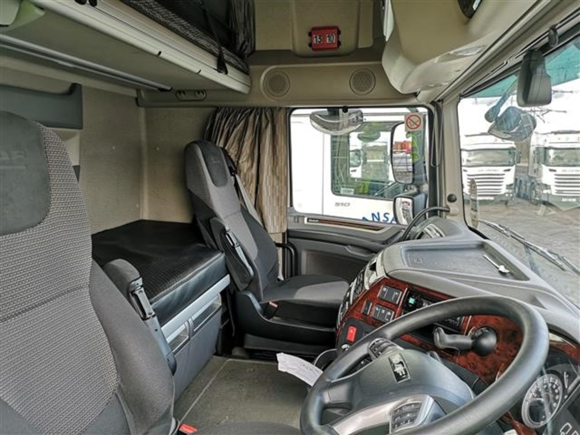 DAF FTG XF 510 6x2 Superspace cab tractor unit - Image 8 of 11