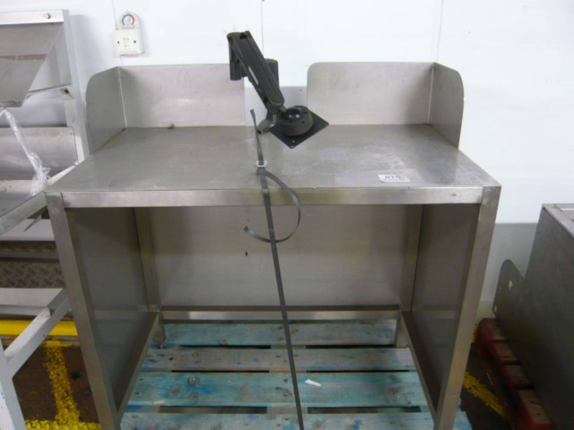 (2) Stainless steel computer terminal tables