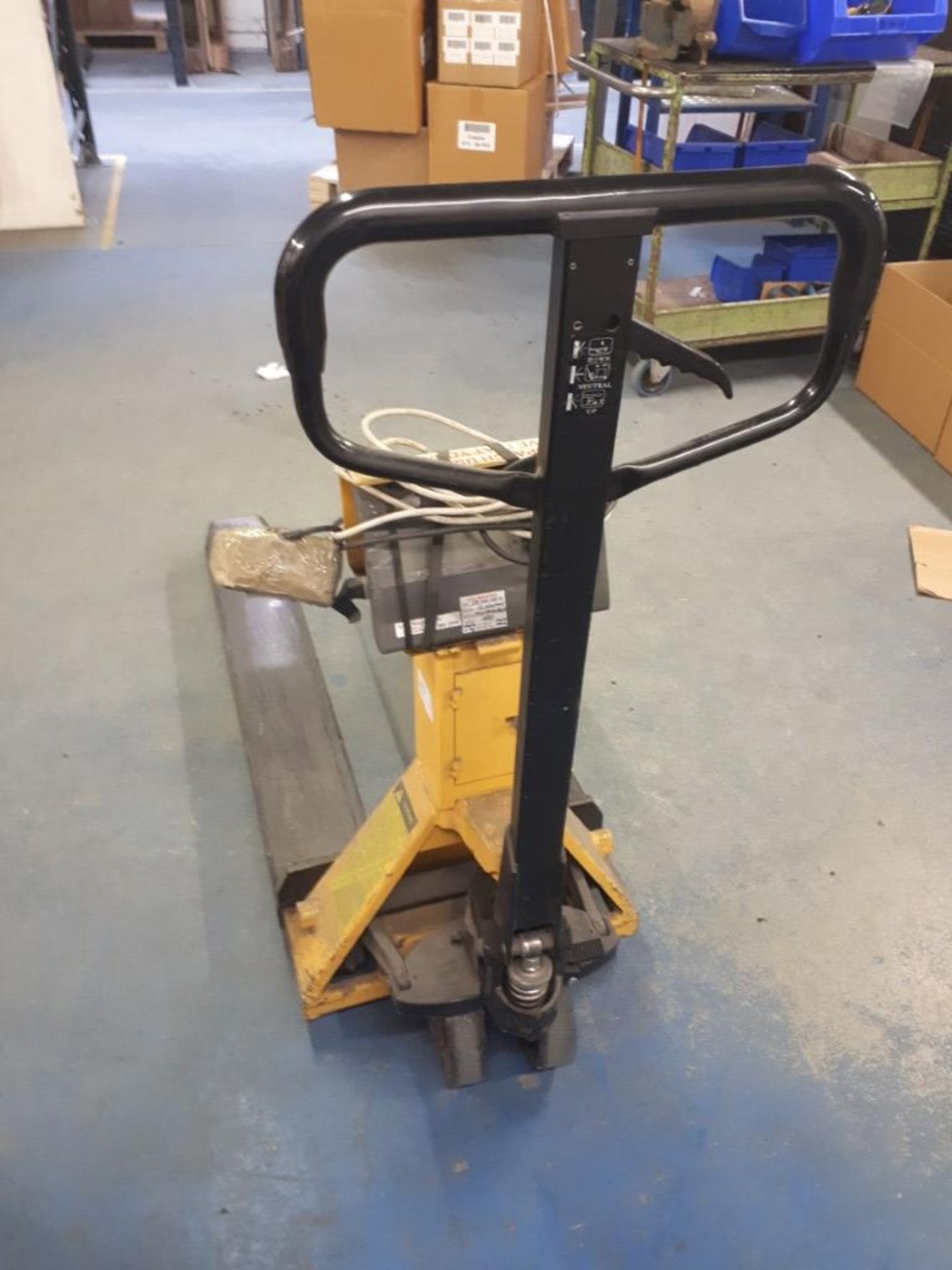 TUV GS 2,000 kg pallet truck with pallet scale - Image 3 of 5