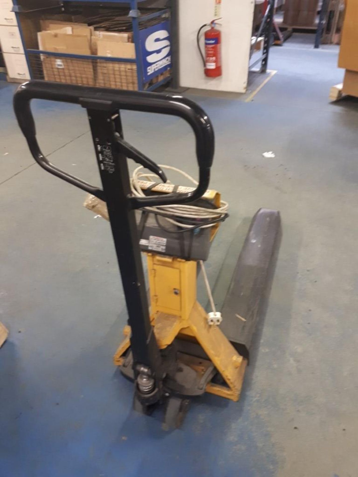 TUV GS 2,000 kg pallet truck with pallet scale - Image 2 of 5