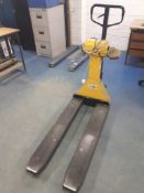 TUV GS 2,000 kg pallet truck with pallet scale