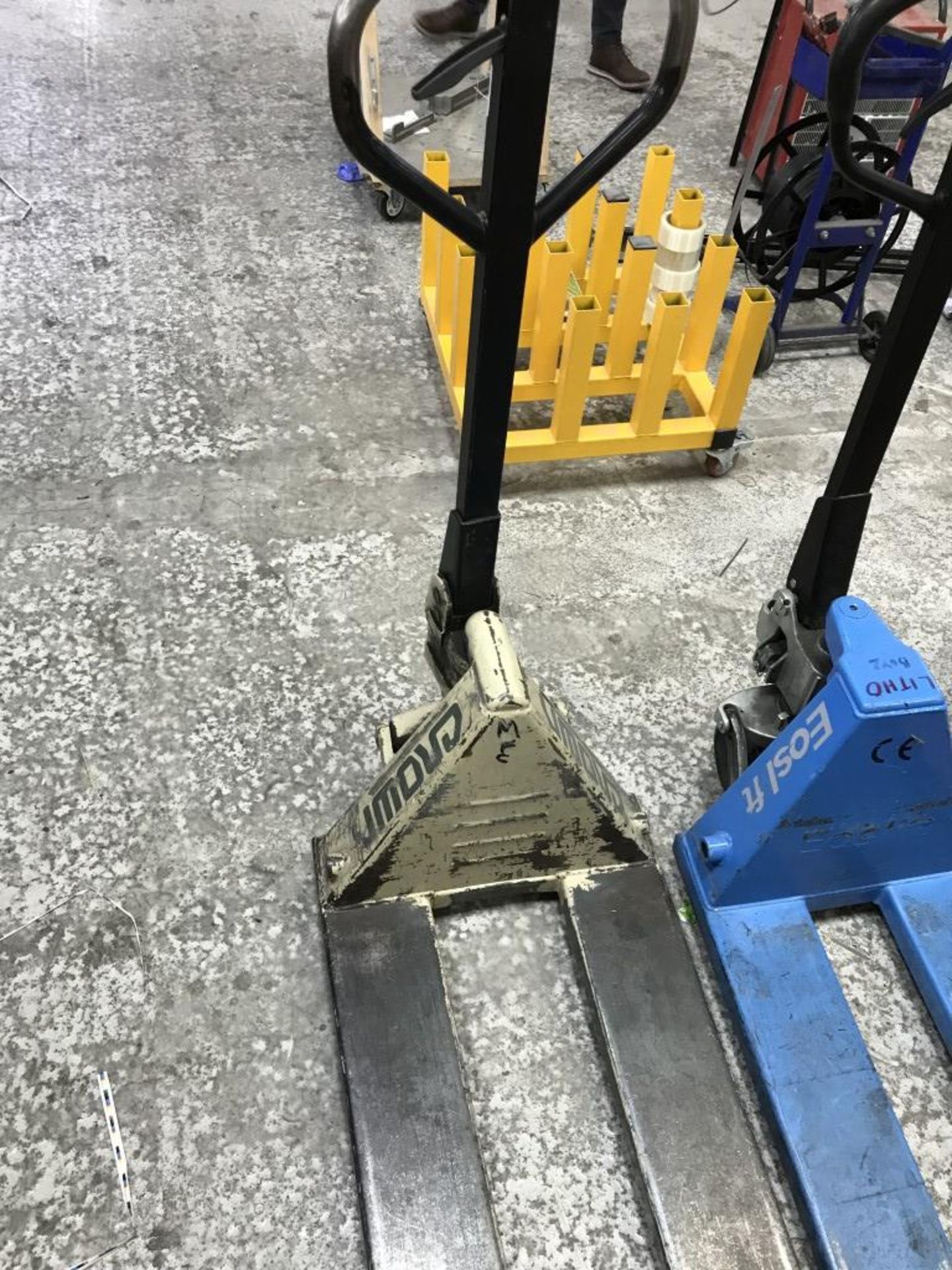 Crown hydraulic pallet truck - Image 2 of 2