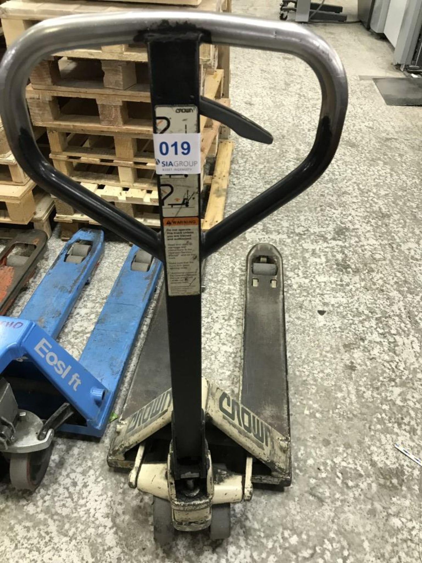 Crown hydraulic pallet truck