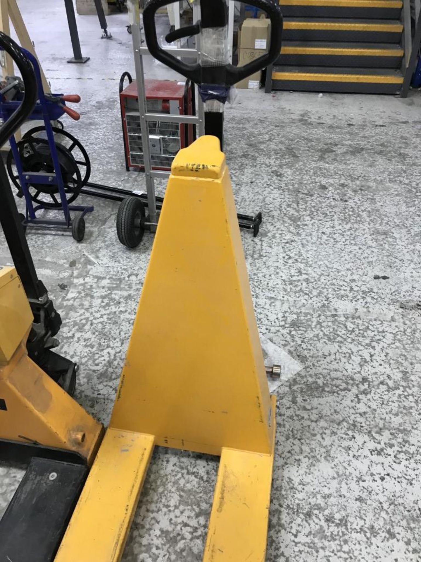1,000kg high lifting hydraulic pallet truck - Image 2 of 3