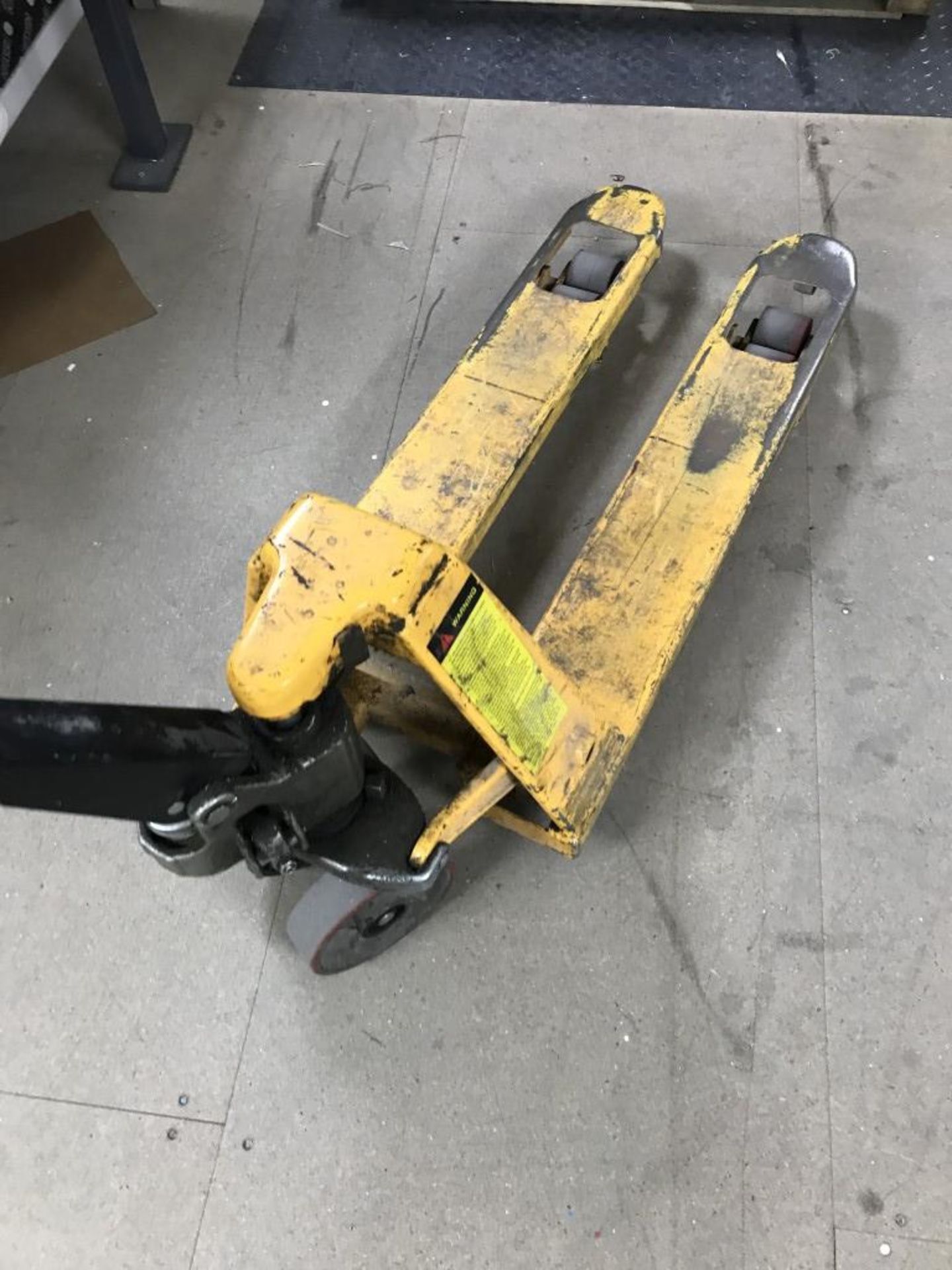 2,500kg hydraulic pallet truck - Image 2 of 2