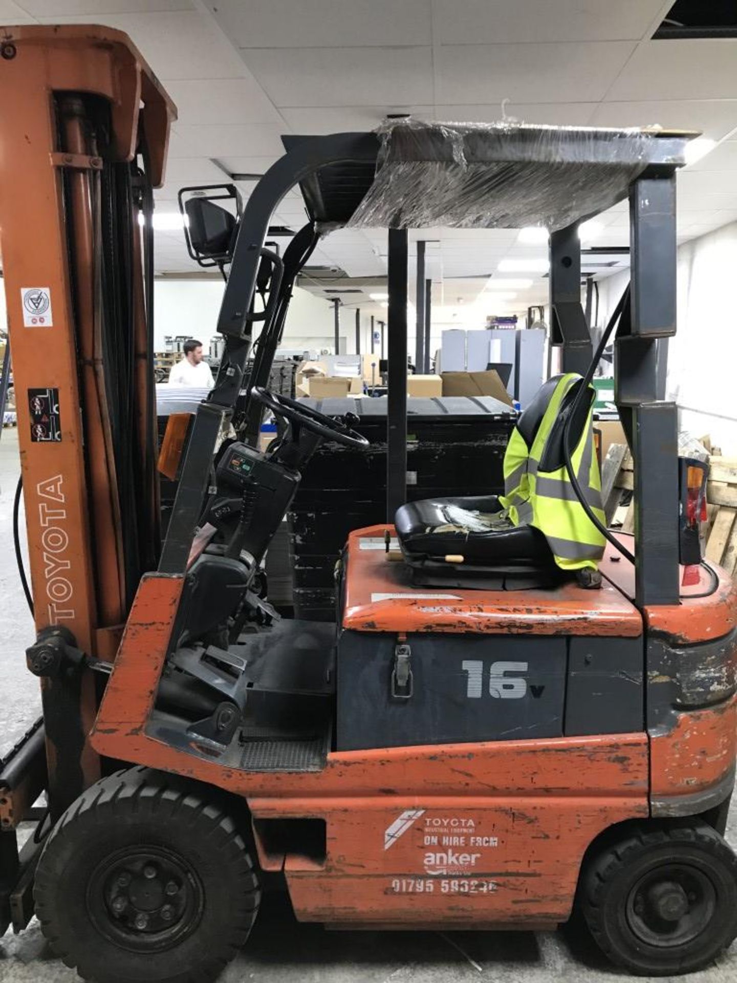 Toyota FBM16 battery powered ride on fork lift truck - Image 2 of 7