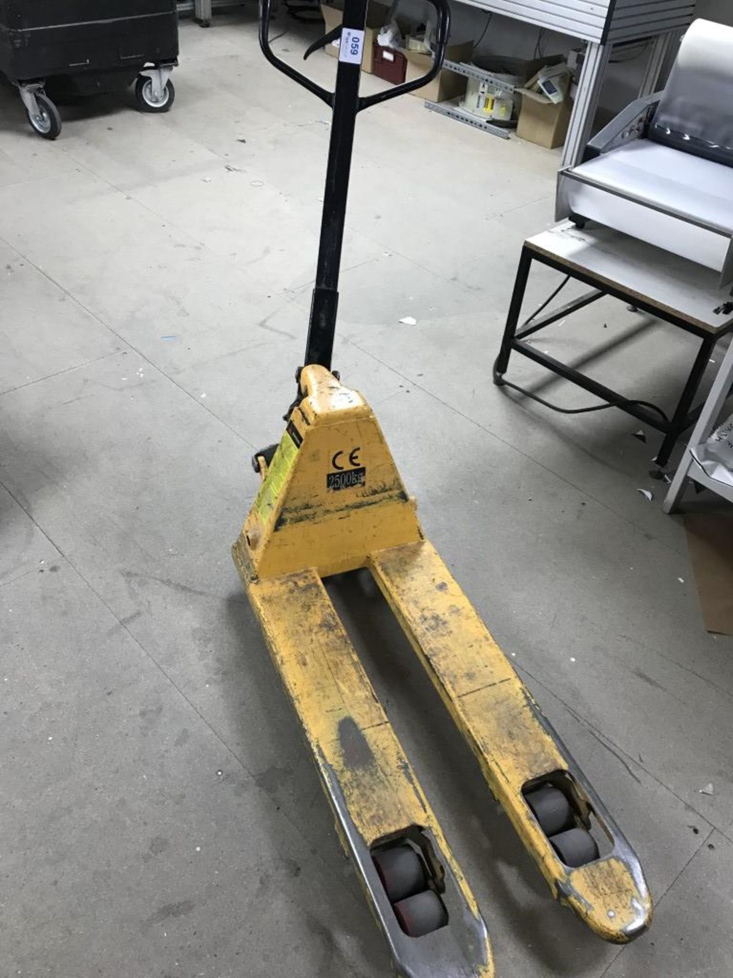 2,500kg hydraulic pallet truck