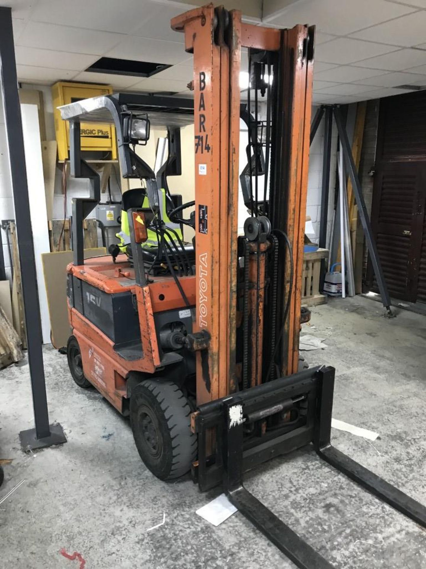 Toyota FBM16 battery powered ride on fork lift truck