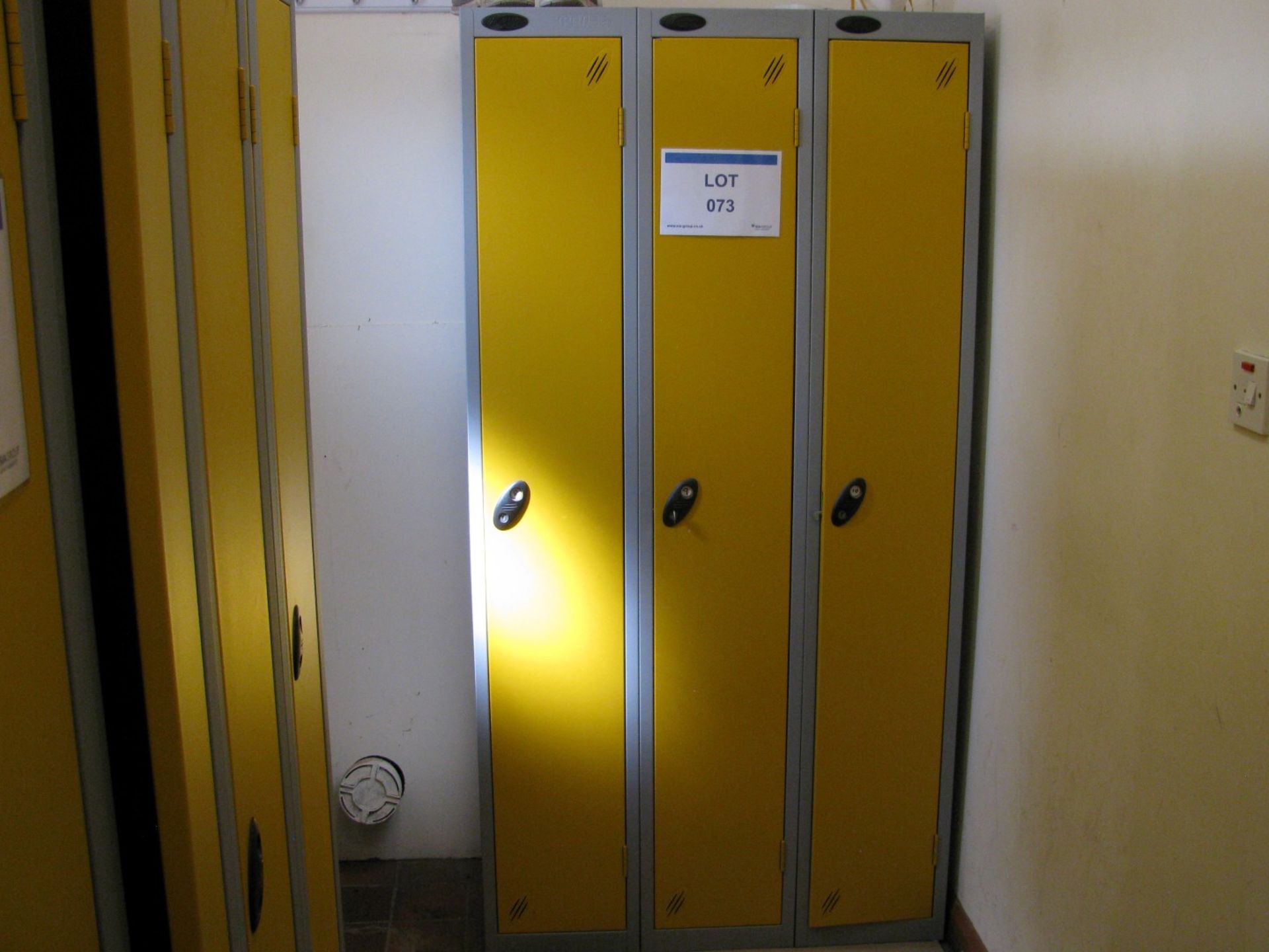(5) Steel personnel lockers