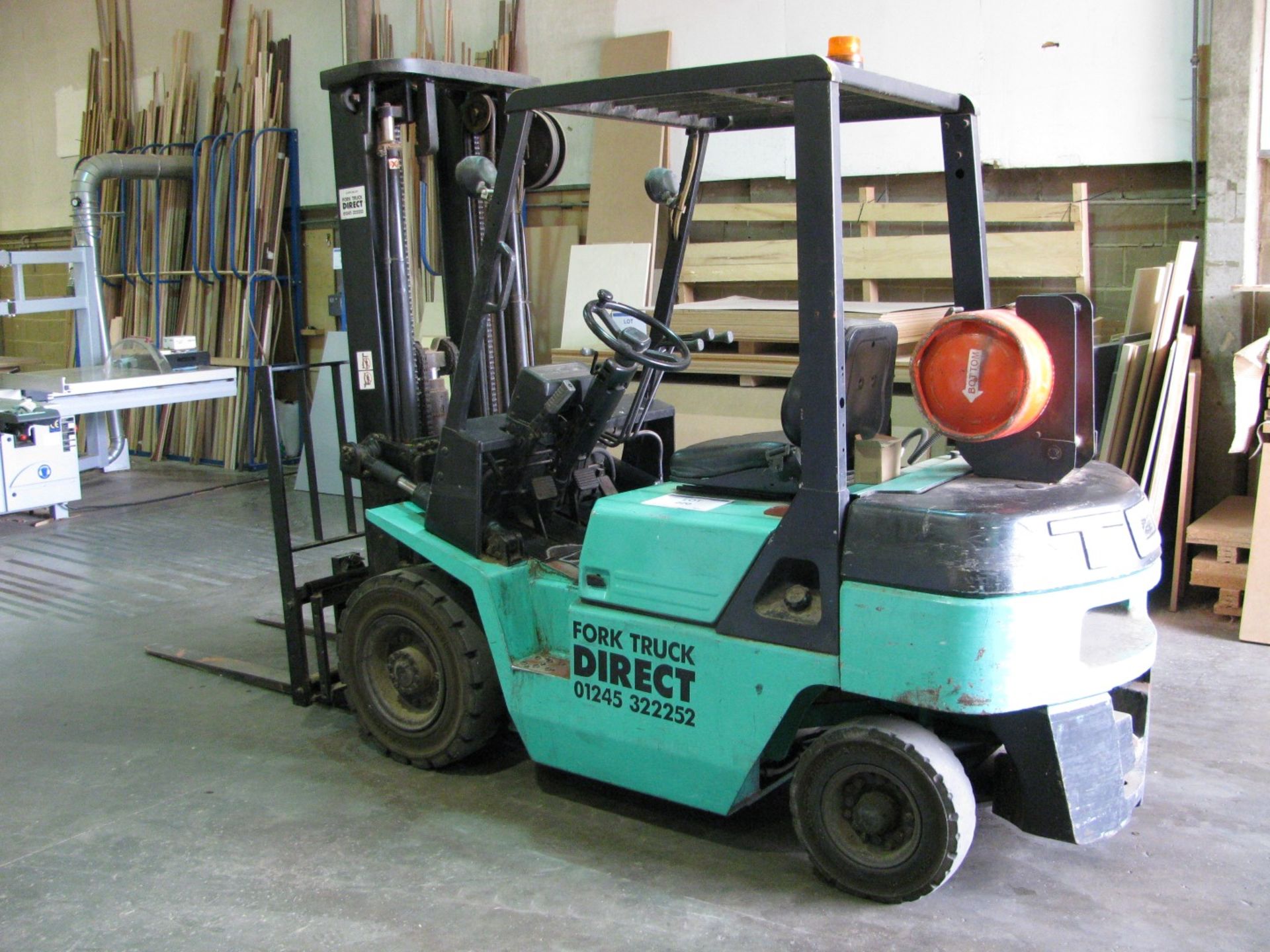 TCM Model FG25N gas powered ride on fork lift truck - Image 3 of 4
