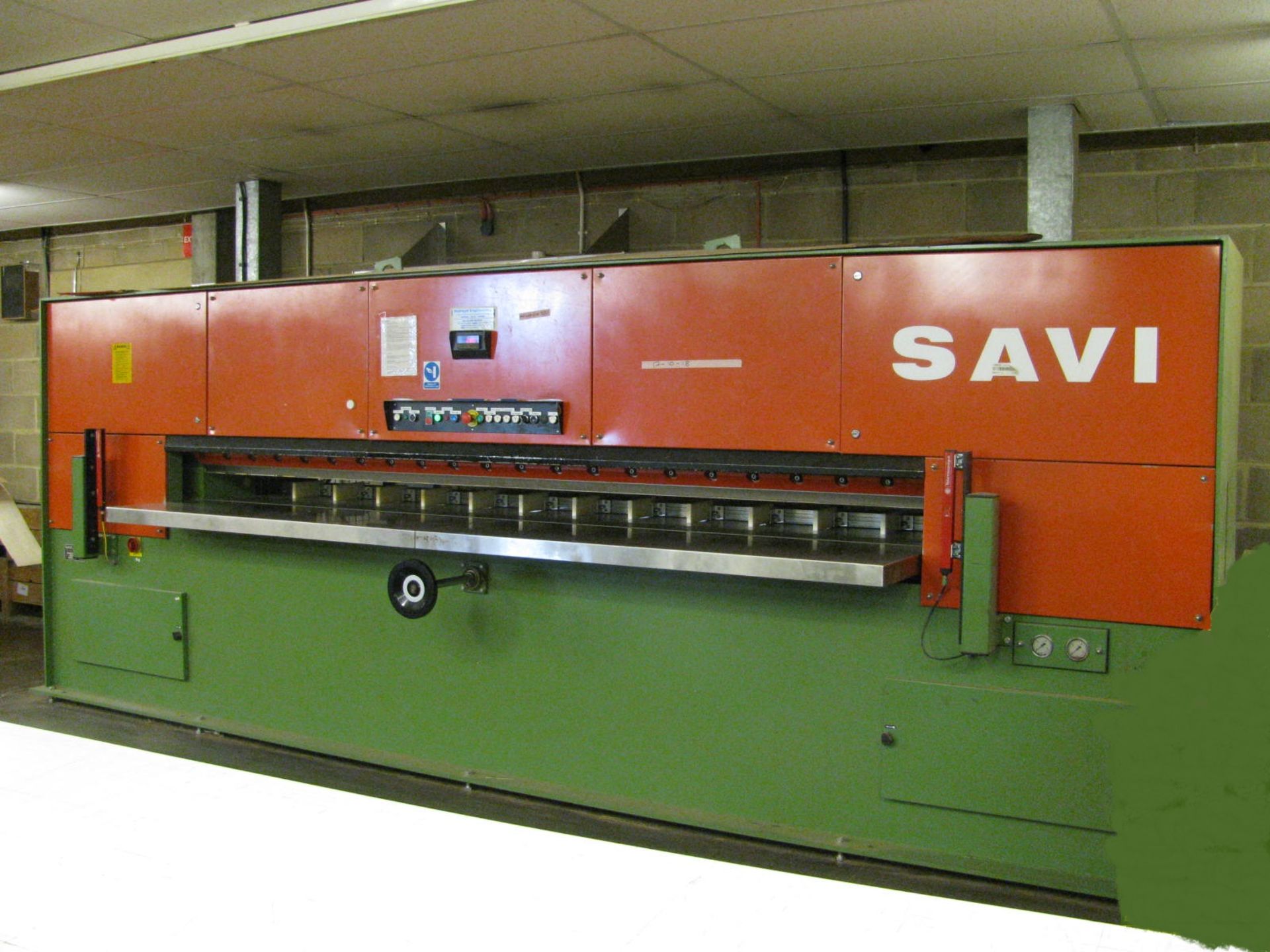 Savi Type HFK320 veneer cutting guillotine - Image 3 of 6
