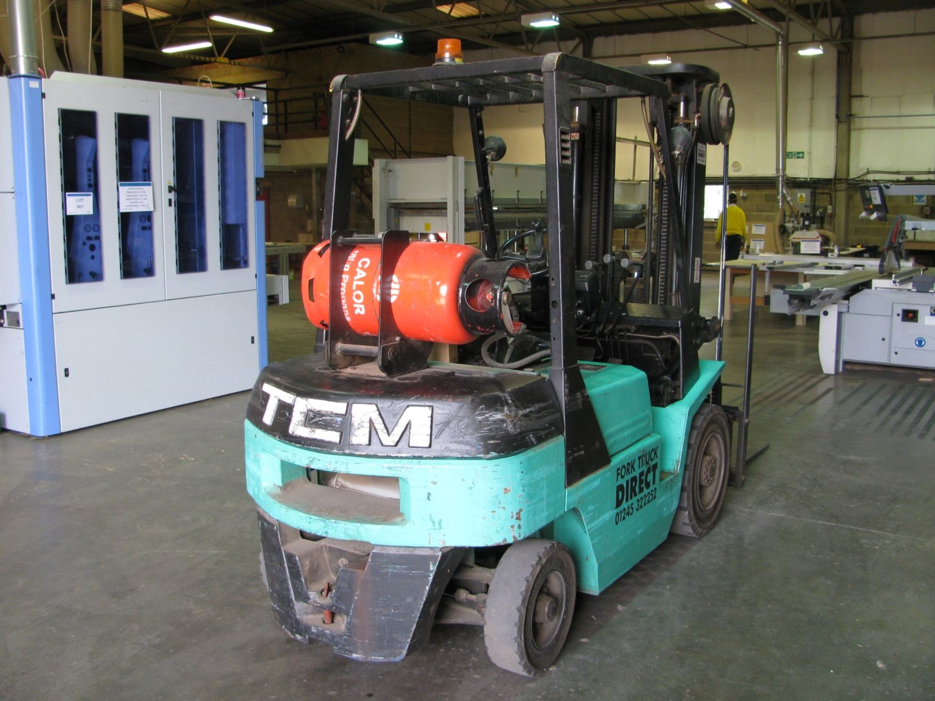 TCM Model FG25N gas powered ride on fork lift truck - Image 2 of 4