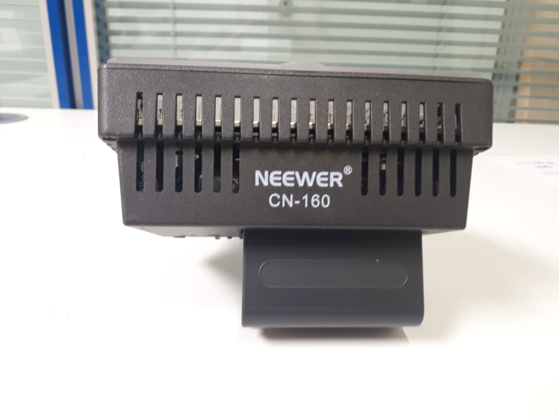 Neewer CN-160 Camera Light - Image 2 of 3