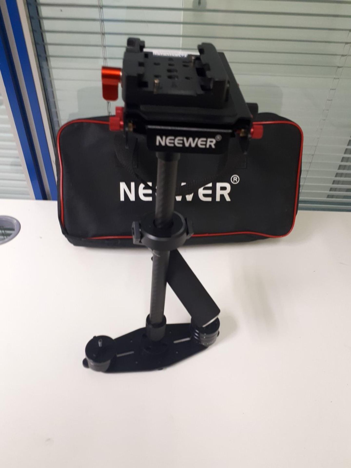 Neewer Hand Held Stabiliser with Carry Bag - Image 2 of 2