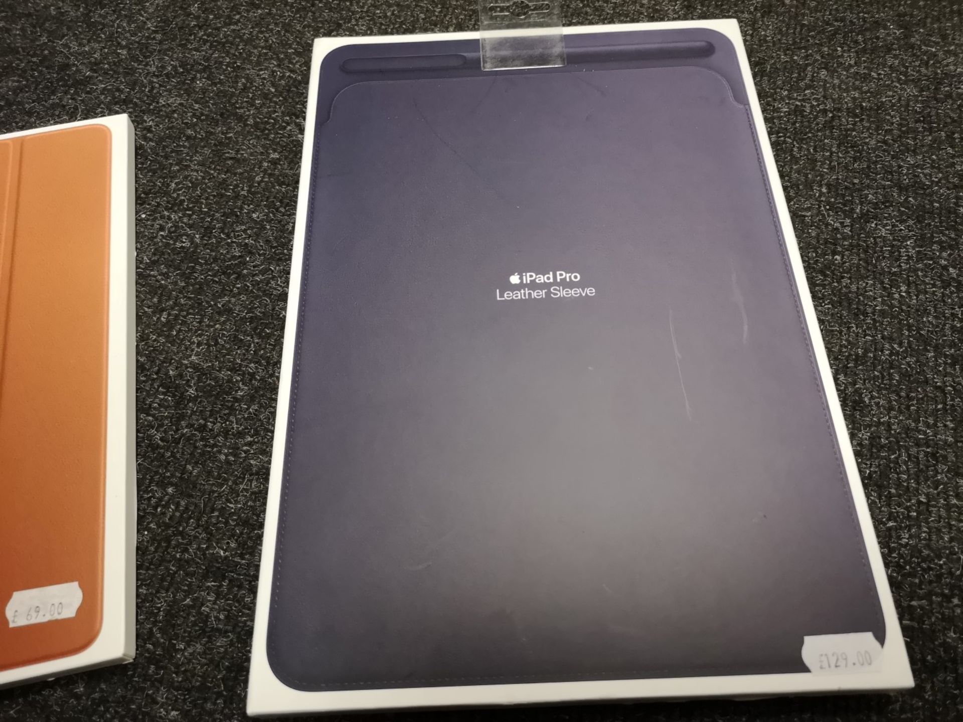 Quantity of Authentic Apple iPad Pro Covers / Sleeves 10.5" (49) - Image 2 of 6