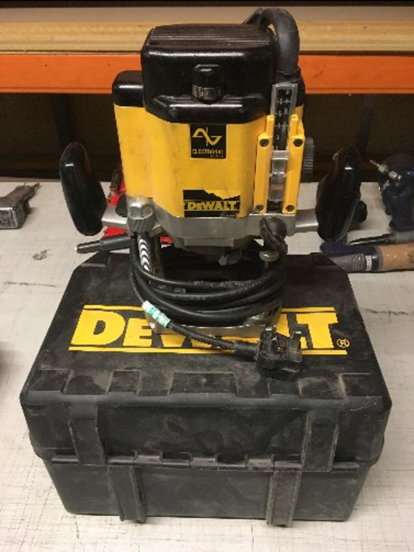 Dewalt DW625E 1/2 Inch Variable Speed Plunge Router