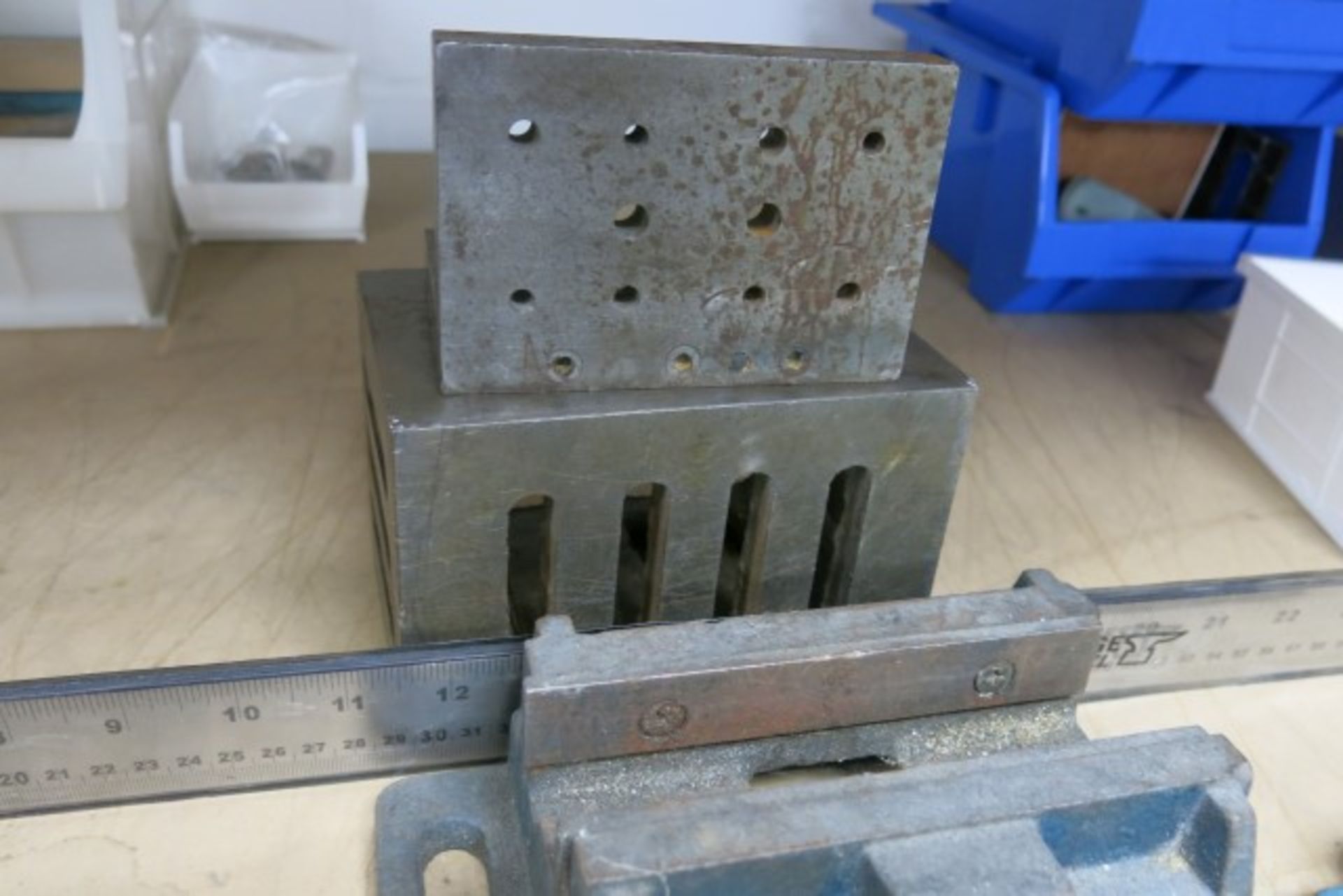 Quantity of machine vices and plates - Image 2 of 5