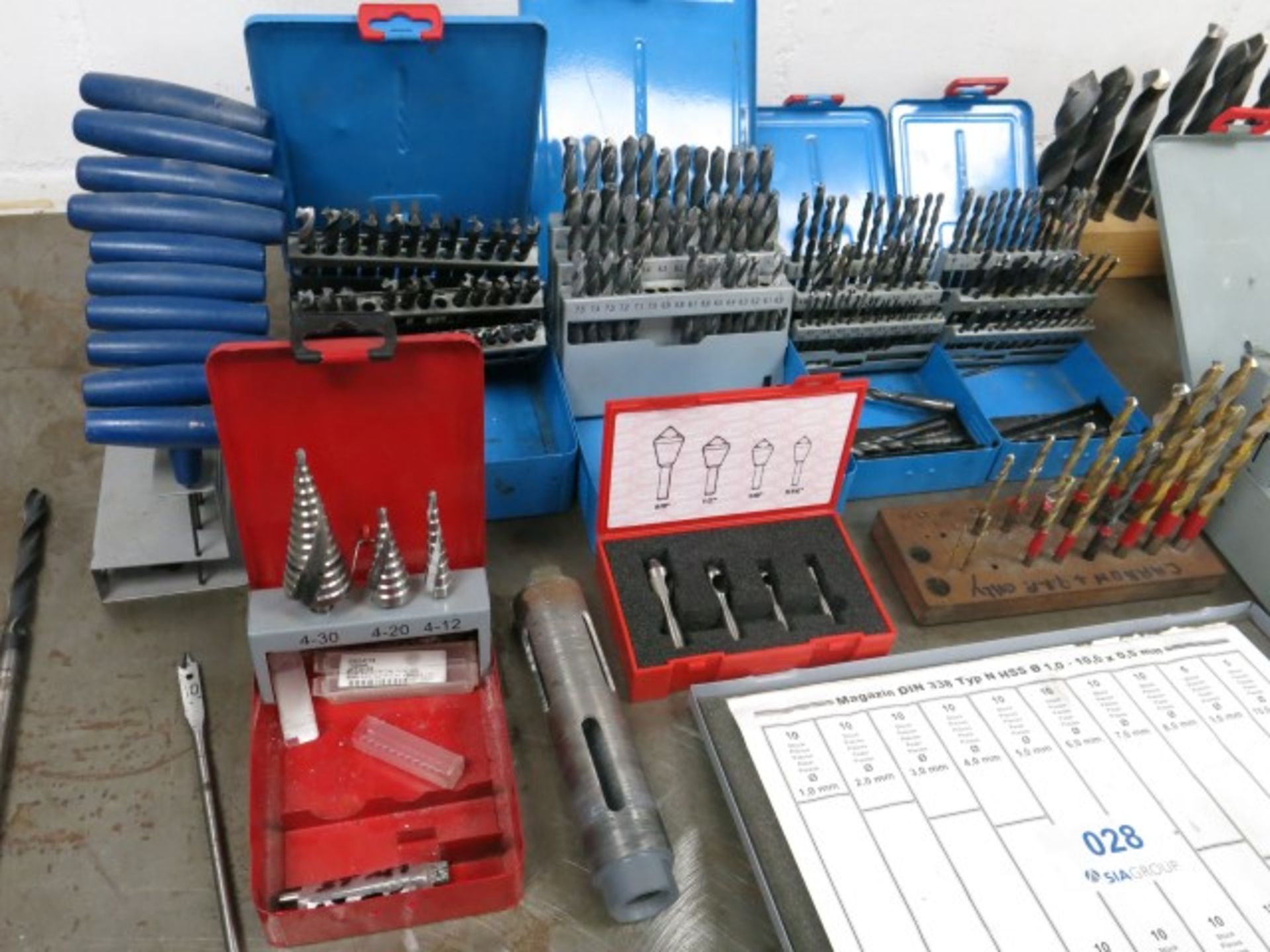 Quantity of twist drills in boxes, deburring set, T-bar allen keys, hole saws etc - Image 3 of 3