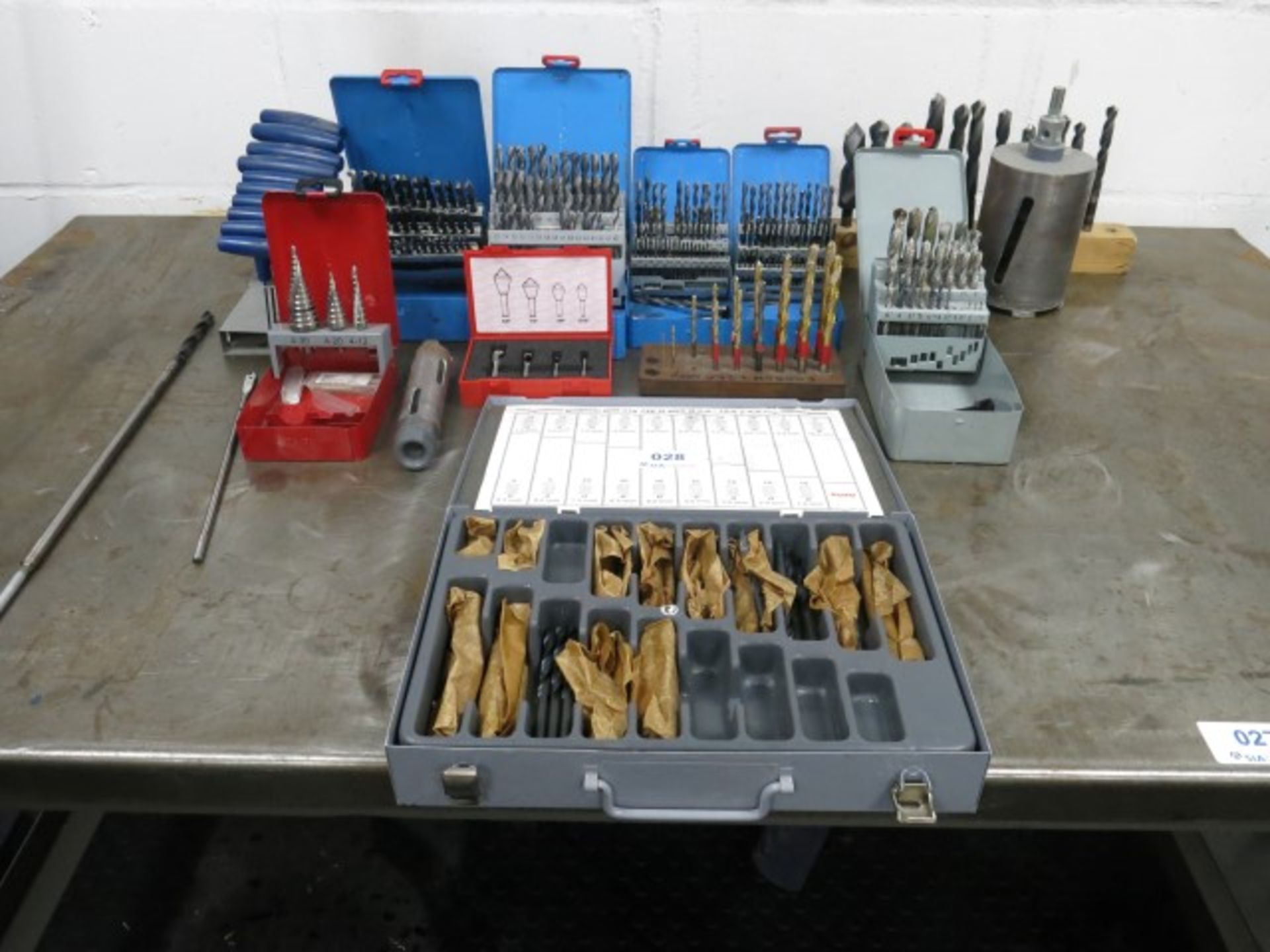 Quantity of twist drills in boxes, deburring set, T-bar allen keys, hole saws etc