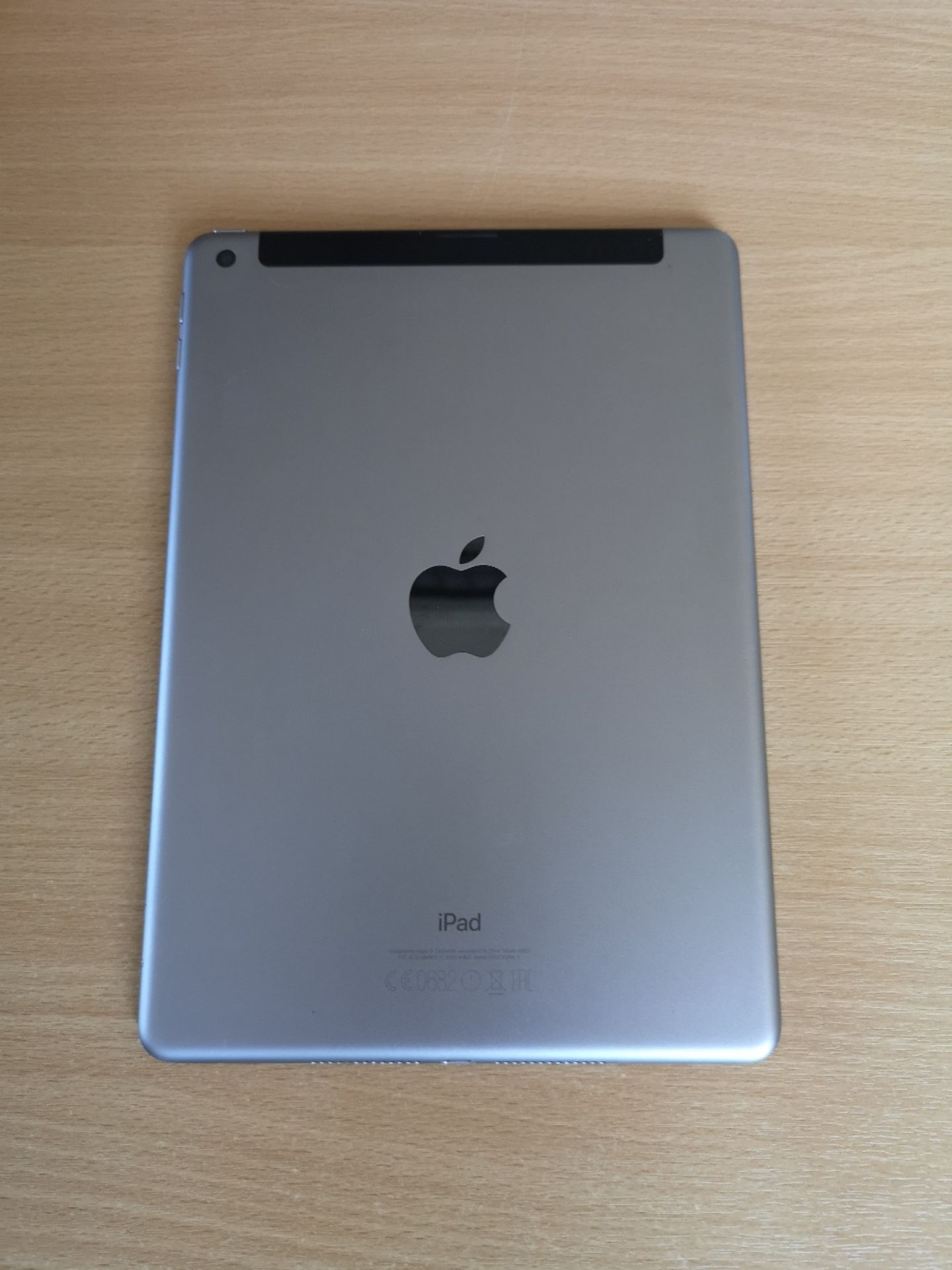 Apple iPad - 5th Gen - 128GB - Wifi/Cellular - Image 2 of 3