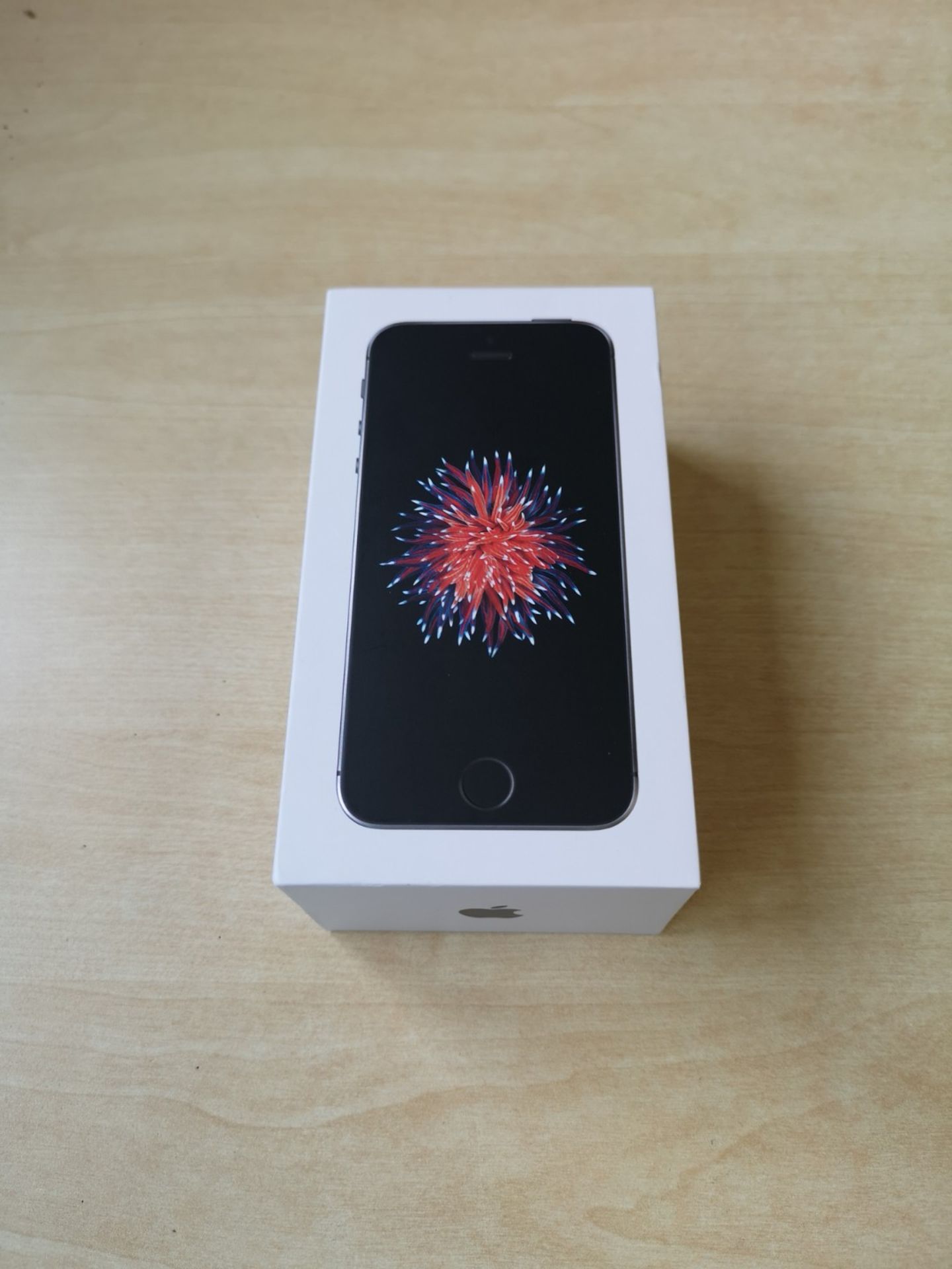 Apple iPhone SE 32gb - Excellent Condition - Image 5 of 5