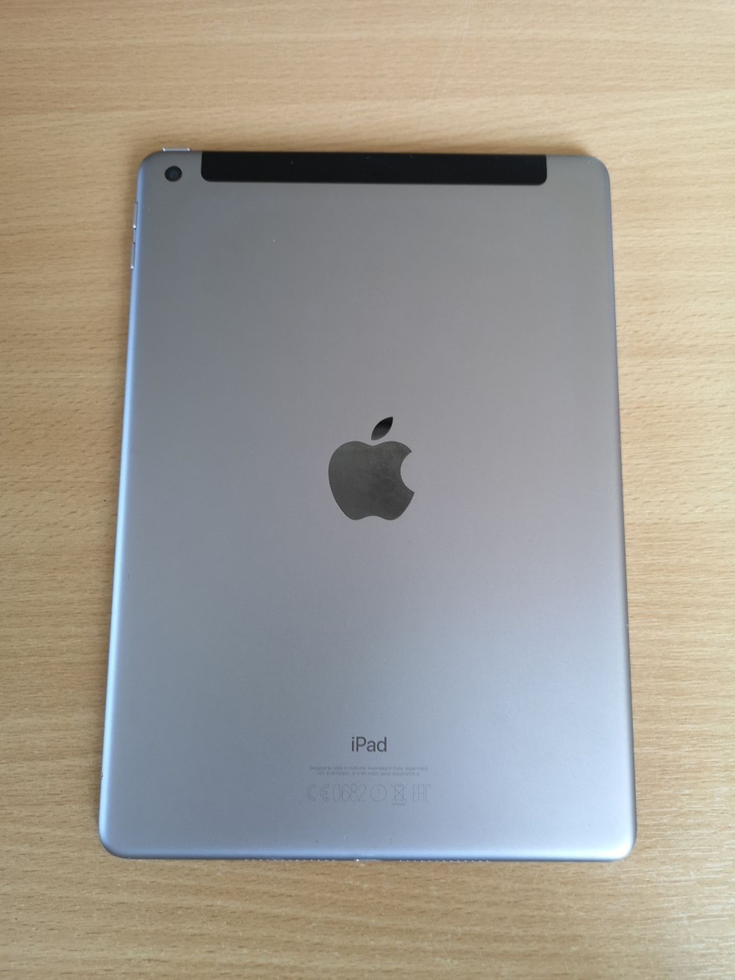 Apple iPad - 5th Gen - 128GB - Wifi/Cellular - Image 2 of 3