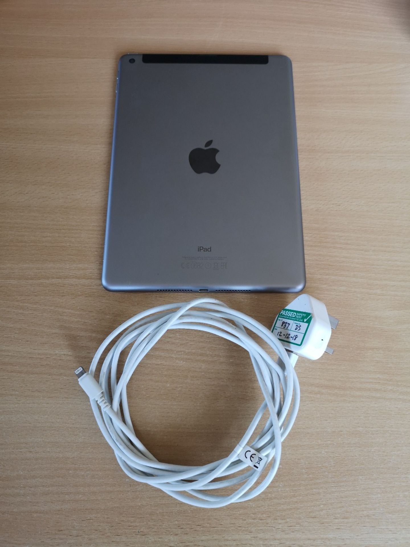 Apple iPad - 5th Gen - 128GB - Wifi/Cellular - Image 3 of 3