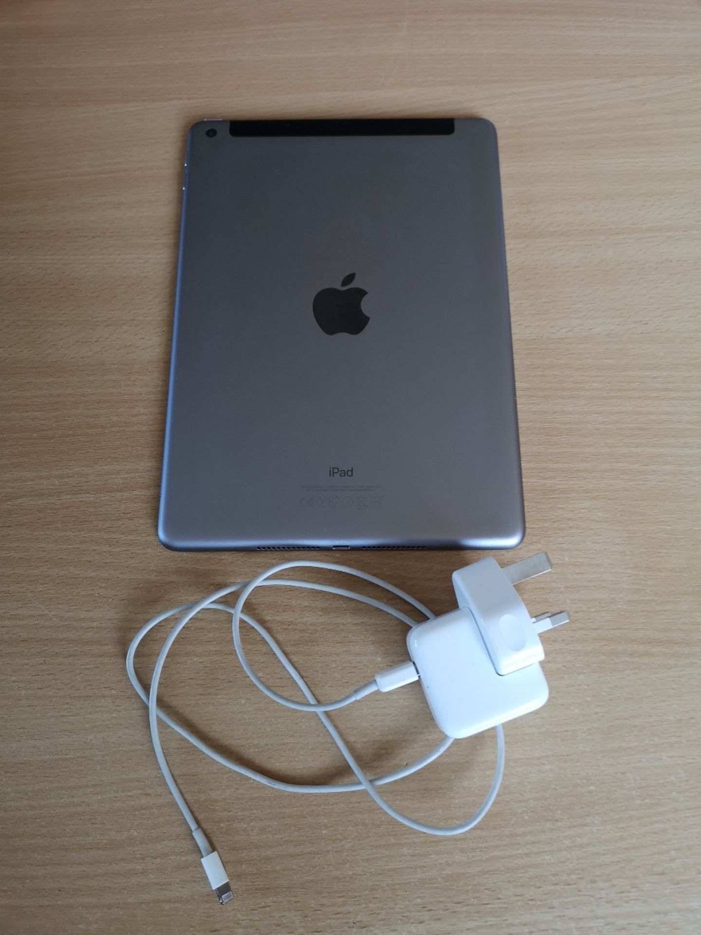 Apple iPad - 5th Gen - 128GB - Wifi/Cellular - Image 3 of 3