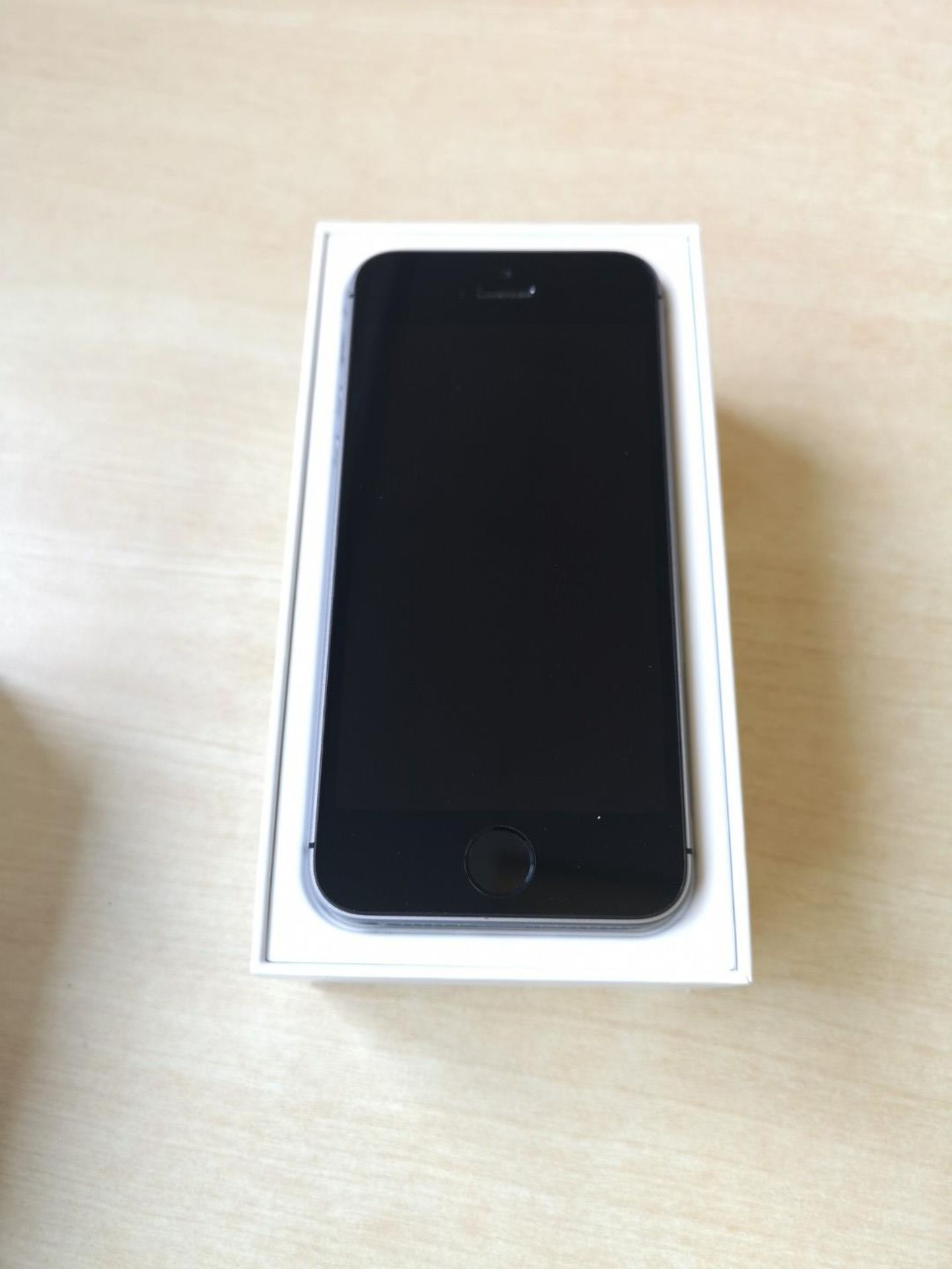 Apple iPhone SE 32gb - Excellent Condition - Image 3 of 5