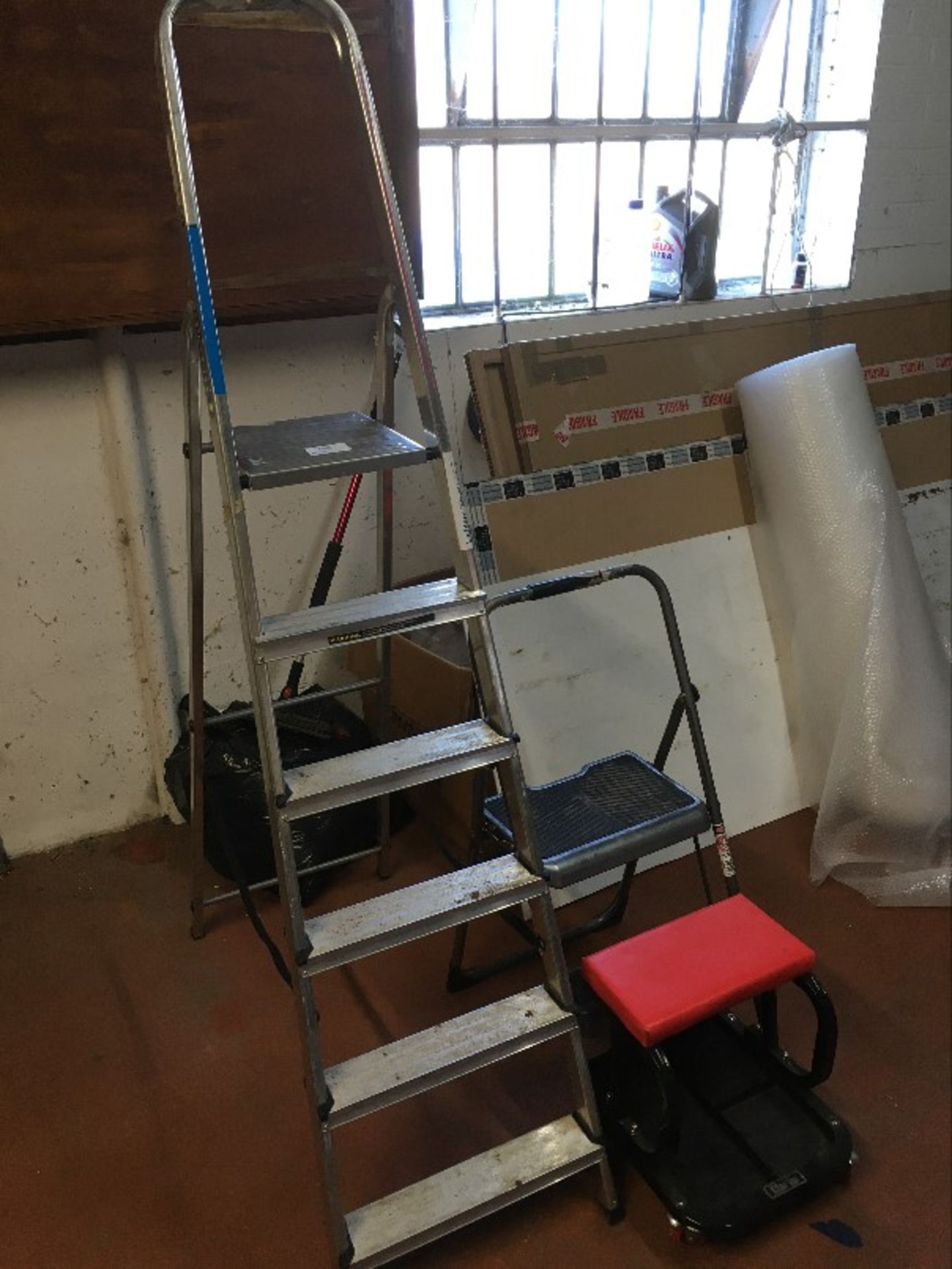 Various step ladders and mobile work seat - Image 2 of 4